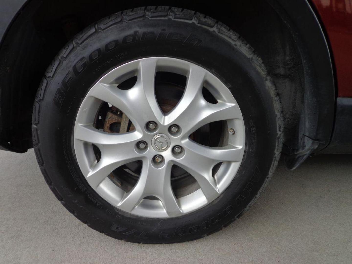 2012 MAROON MAZDA CX-9 (JM3TB3CA6C0) with an 3.7L engine, Automatic transmission, located at 6610 L St., Omaha, NE, 68117, (402) 731-7800, 41.212872, -96.014702 - FRESH TRADE- PRE INSPECTED- 3RD ROW- RUNS GREAT WITH NEWER TIRES! *****We have found that most customers do the majority of their shopping online before visiting a dealership. For this reason we feel it necessary to have a competitive price on our used vehicles right up front. We spend time r - Photo#9