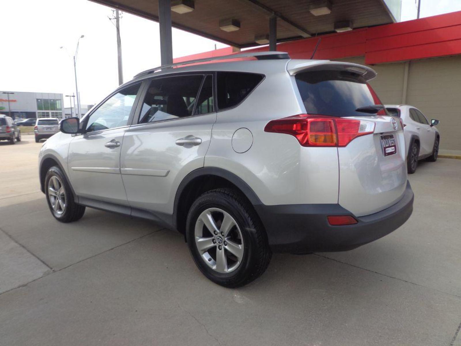 2015 SILVER TOYOTA RAV4 XLE (2T3RFREV3FW) with an 2.5L engine, Automatic transmission, located at 6610 L St., Omaha, NE, 68117, (402) 731-7800, 41.212872, -96.014702 - Photo #5