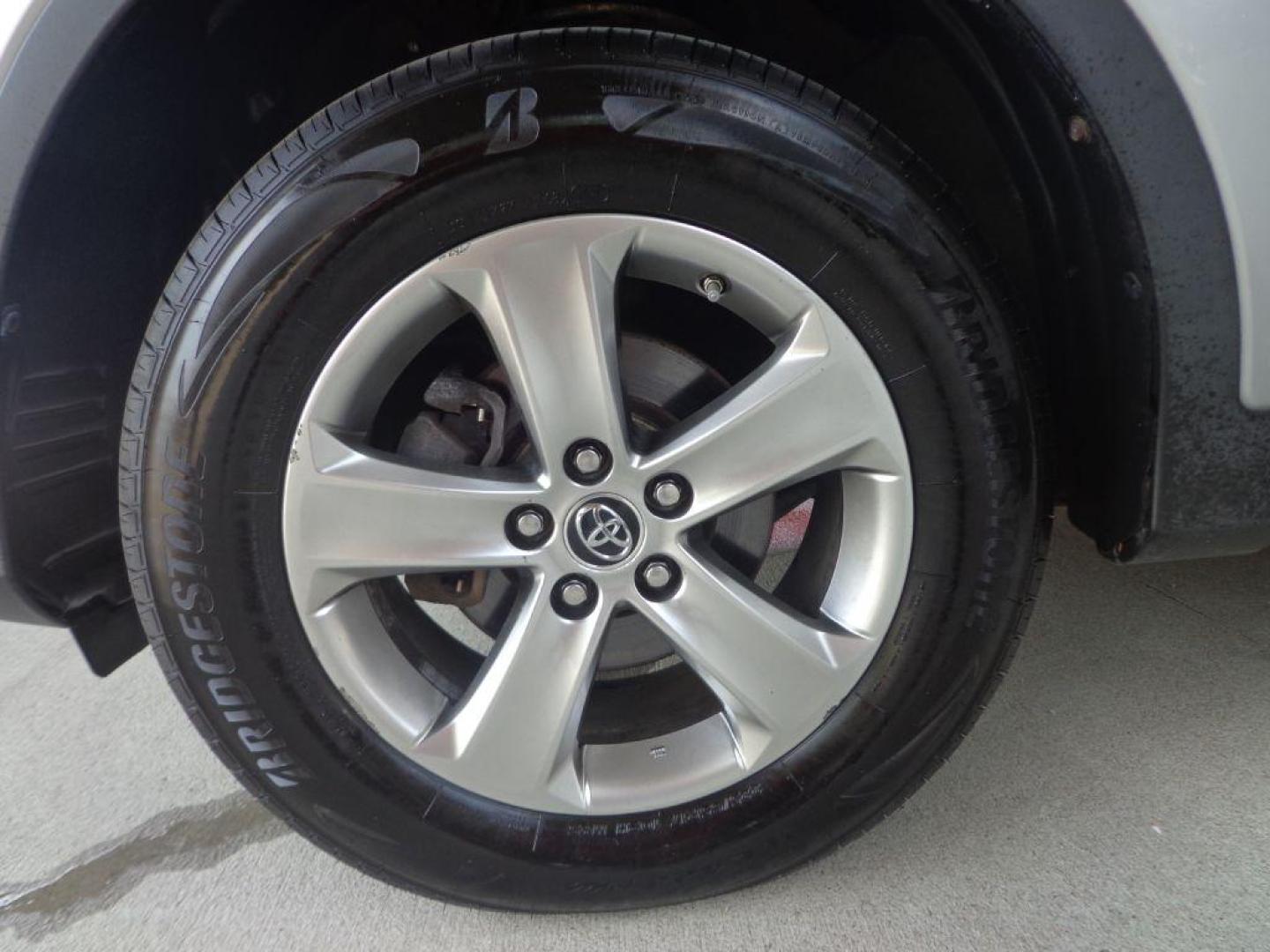 2015 SILVER TOYOTA RAV4 XLE (2T3RFREV3FW) with an 2.5L engine, Automatic transmission, located at 6610 L St., Omaha, NE, 68117, (402) 731-7800, 41.212872, -96.014702 - SHARP LOW MILE RAV WITH A SUNROOF, NAV, BACKUP CAM AND NEWER TIRES! *****We have found that most customers do the majority of their shopping online before visiting a dealership. For this reason we feel it necessary to have a competitive price on our used vehicles right up front. We spend time r - Photo#7