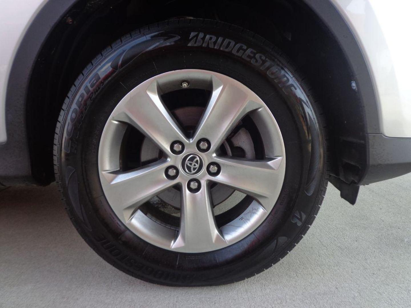 2015 SILVER TOYOTA RAV4 XLE (2T3RFREV3FW) with an 2.5L engine, Automatic transmission, located at 6610 L St., Omaha, NE, 68117, (402) 731-7800, 41.212872, -96.014702 - SHARP LOW MILE RAV WITH A SUNROOF, NAV, BACKUP CAM AND NEWER TIRES! *****We have found that most customers do the majority of their shopping online before visiting a dealership. For this reason we feel it necessary to have a competitive price on our used vehicles right up front. We spend time r - Photo#8