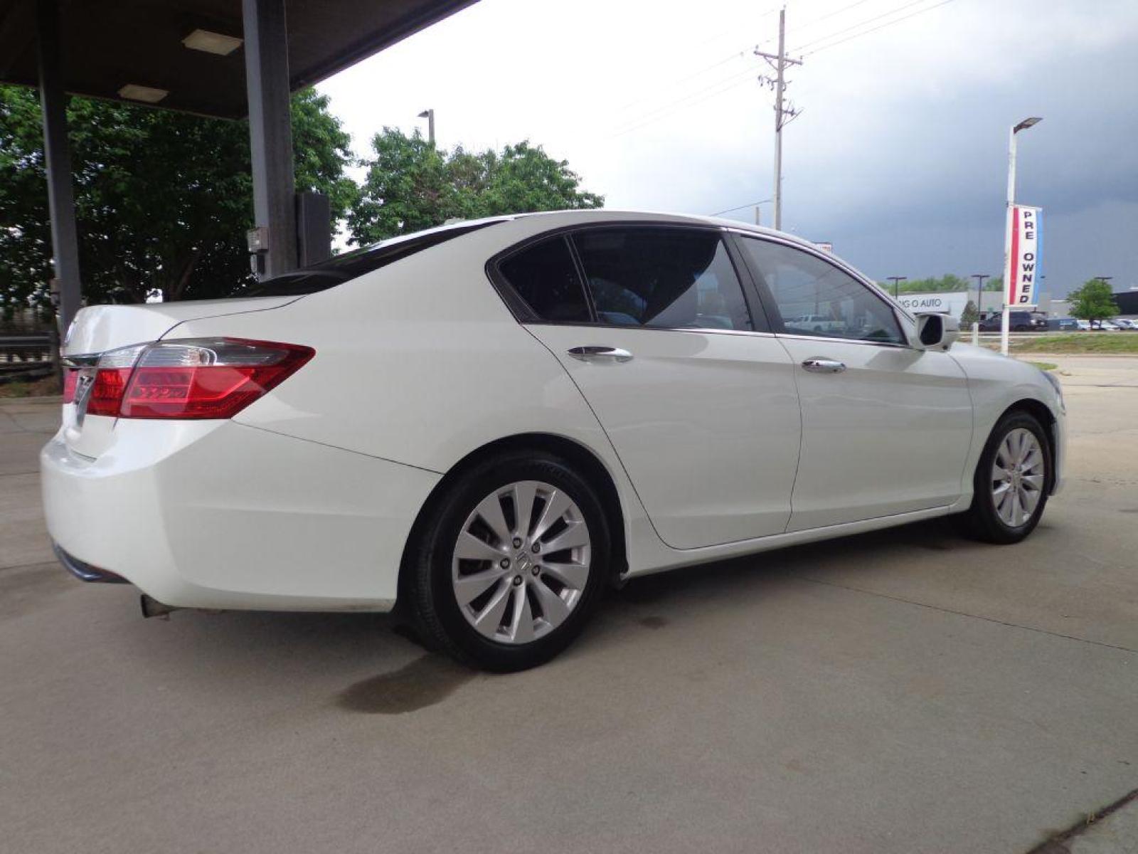 2014 WHITE HONDA ACCORD EXL (1HGCR2F87EA) with an 2.4L engine, Continuously Variable transmission, located at 6610 L St., Omaha, NE, 68117, (402) 731-7800, 41.212872, -96.014702 - Photo #3