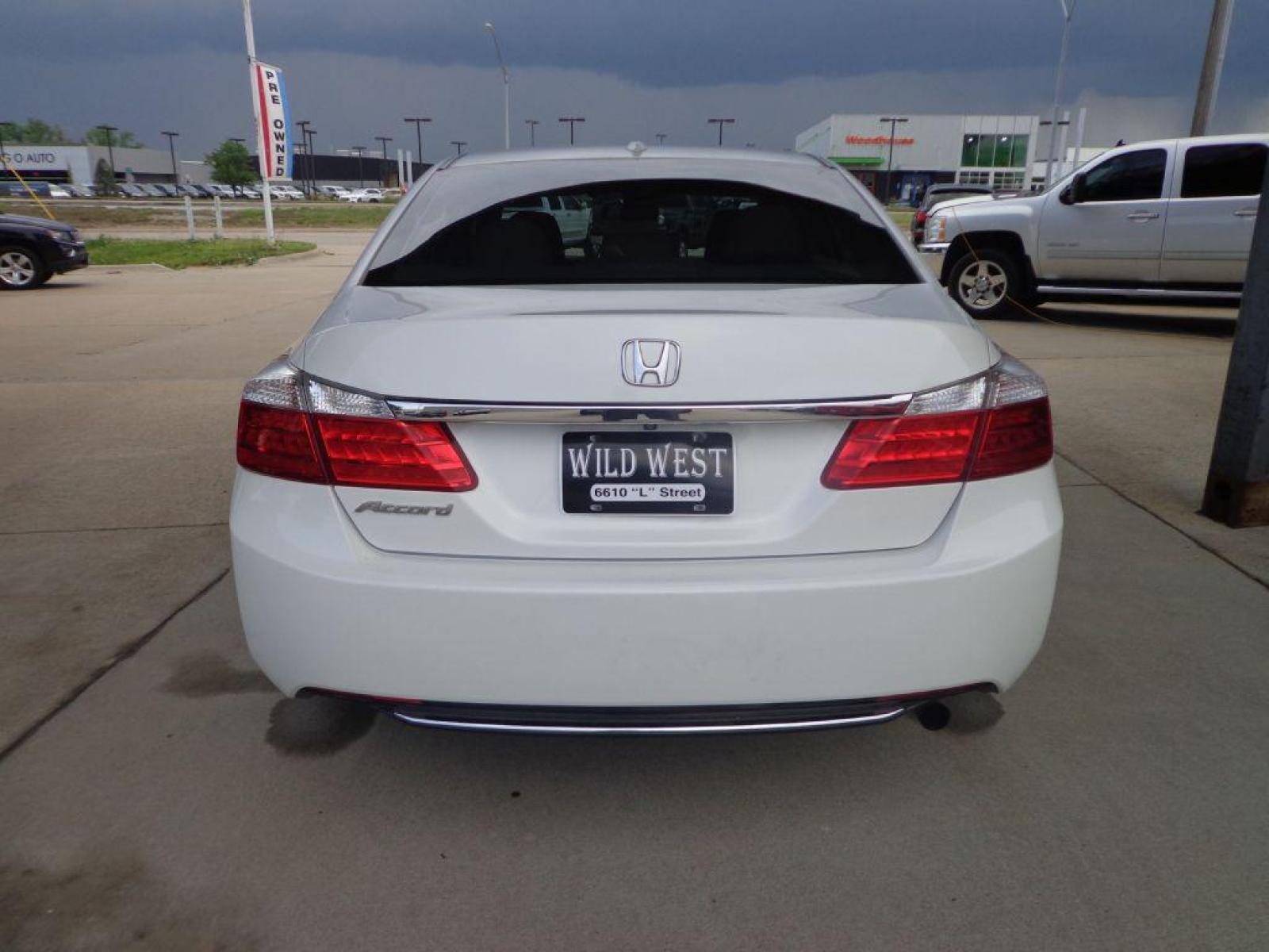 2014 WHITE HONDA ACCORD EXL (1HGCR2F87EA) with an 2.4L engine, Continuously Variable transmission, located at 6610 L St., Omaha, NE, 68117, (402) 731-7800, 41.212872, -96.014702 - Photo #4