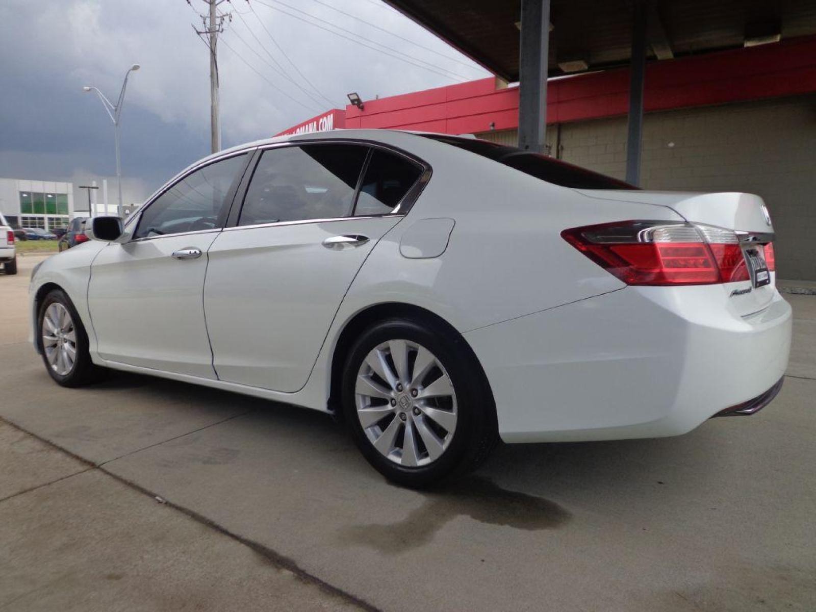 2014 WHITE HONDA ACCORD EXL (1HGCR2F87EA) with an 2.4L engine, Continuously Variable transmission, located at 6610 L St., Omaha, NE, 68117, (402) 731-7800, 41.212872, -96.014702 - Photo #5