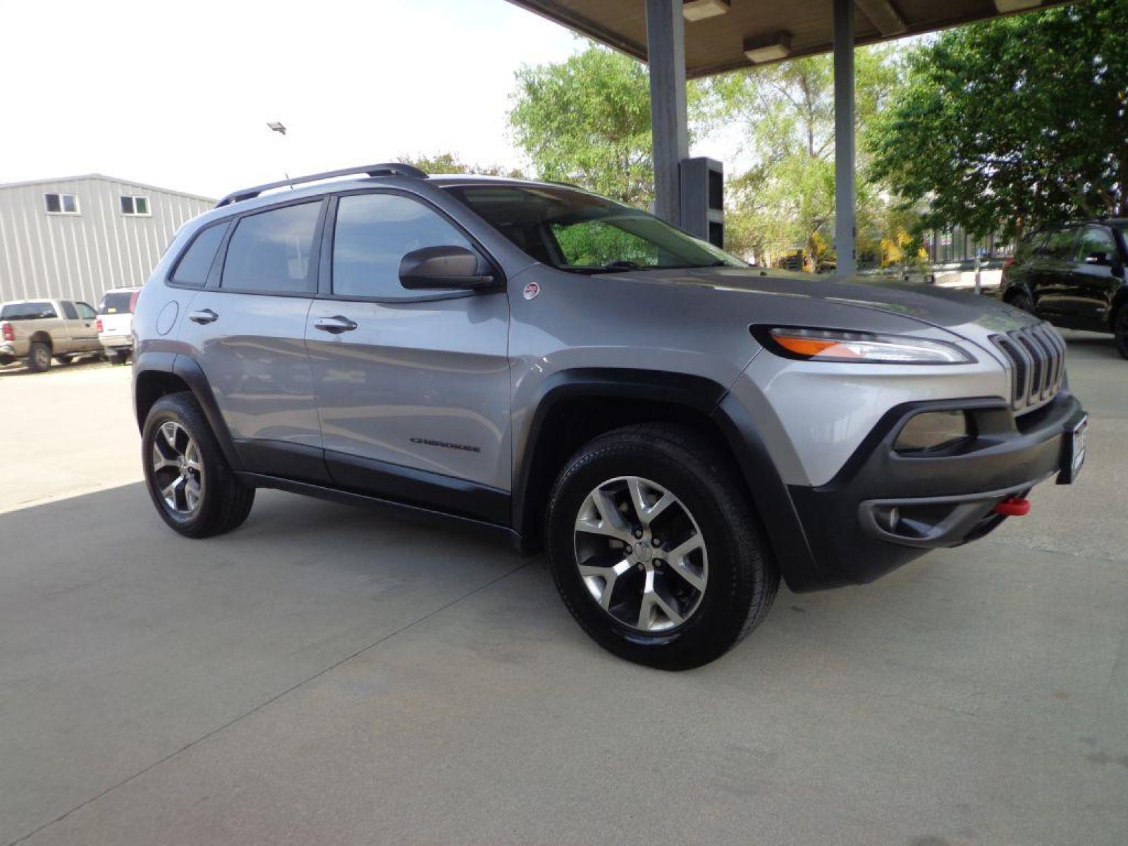 2014 SILVER JEEP CHEROKEE TRAILHAWK (1C4PJMBS0EW) with an 3.2L engine, Automatic transmission, located at 6610 L St., Omaha, NE, 68117, (402) 731-7800, 41.212872, -96.014702 - 1-OWNER CLEAN CARFAX LOW MILEAGE LOADED WITH, NEWER TIRES, Comfort / Convenience Group, Rear Back-up Camera, Power Liftgate, Remote Start System, Passive Entry / Keyless Go, A/C Auto Temperature Control with Dual Zone Control, Power 8-Way Driver Seat, Power 4-Way Driver Lumbar Adjust, Automatic Head - Photo #2