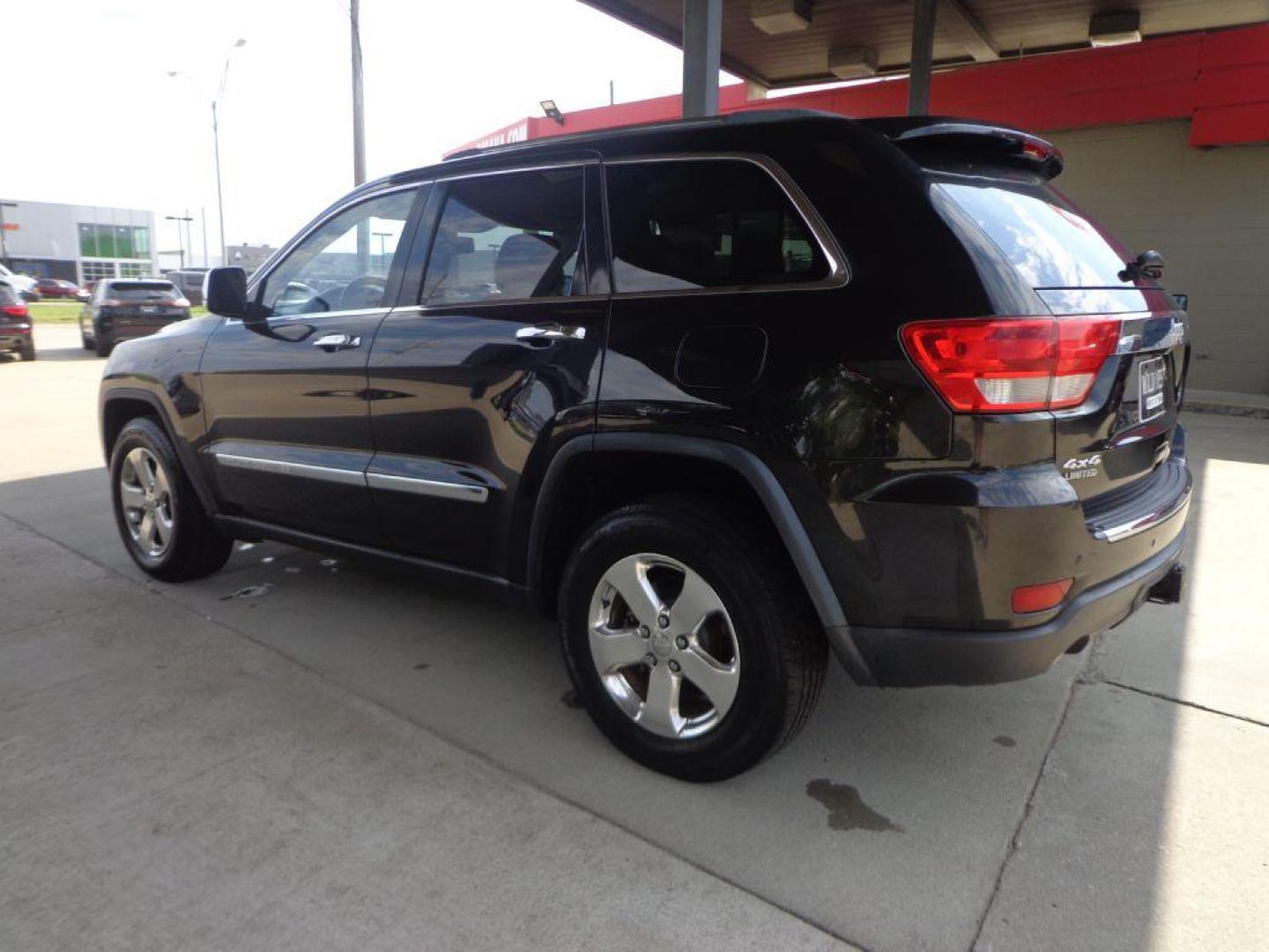 2013 BLACK JEEP GRAND CHEROKEE LIMITED (1C4RJFBT9DC) with an 5.7L engine, Automatic transmission, located at 6610 L St., Omaha, NE, 68117, (402) 731-7800, 41.212872, -96.014702 - 2-OWNER CLEAN CARFAX LOW MILEAGE LOADED WITH PANORAMIC ROOF, HEATED/COOLED SEATS, NAV, BACKUP CAM AND NEWER TIRES! *****We have found that most customers do the majority of their shopping online before visiting a dealership. For this reason we feel it necessary to have a competitive price on ou - Photo#5