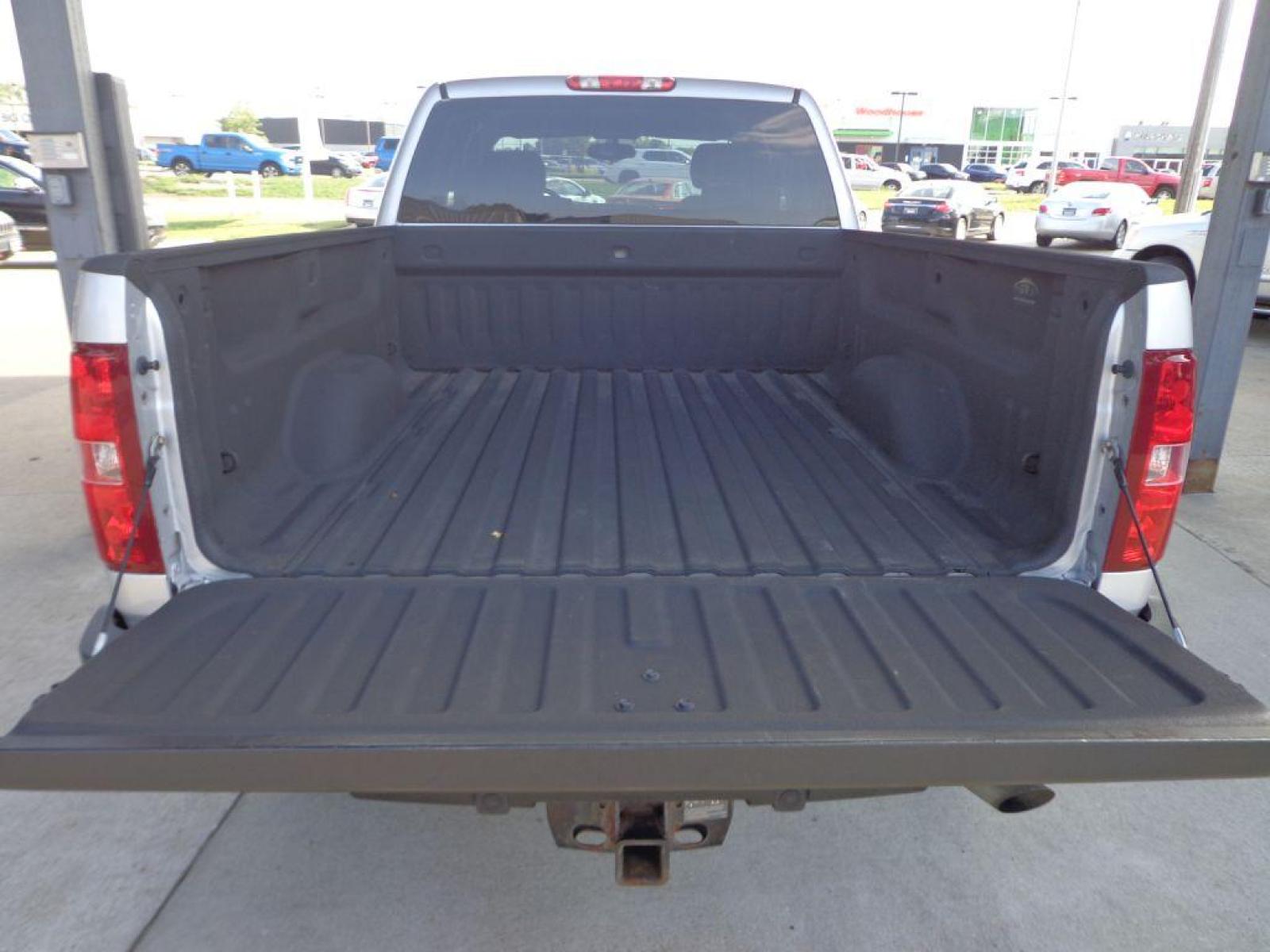 2013 SILVER CHEVROLET SILVERADO 2500 HEAVY DUTY LT (1GC2KXCG0DZ) with an 6.0L engine, Automatic transmission, located at 6610 L St., Omaha, NE, 68117, (402) 731-7800, 41.212872, -96.014702 - 1-OWNER CLEAN CARFAX LOW MILEAGE AND A NICE SET OF MICHELINS! *****We have found that most customers do the majority of their shopping online before visiting a dealership. For this reason we feel it necessary to have a competitive price on our used vehicles right up front. We spend time researc - Photo #5