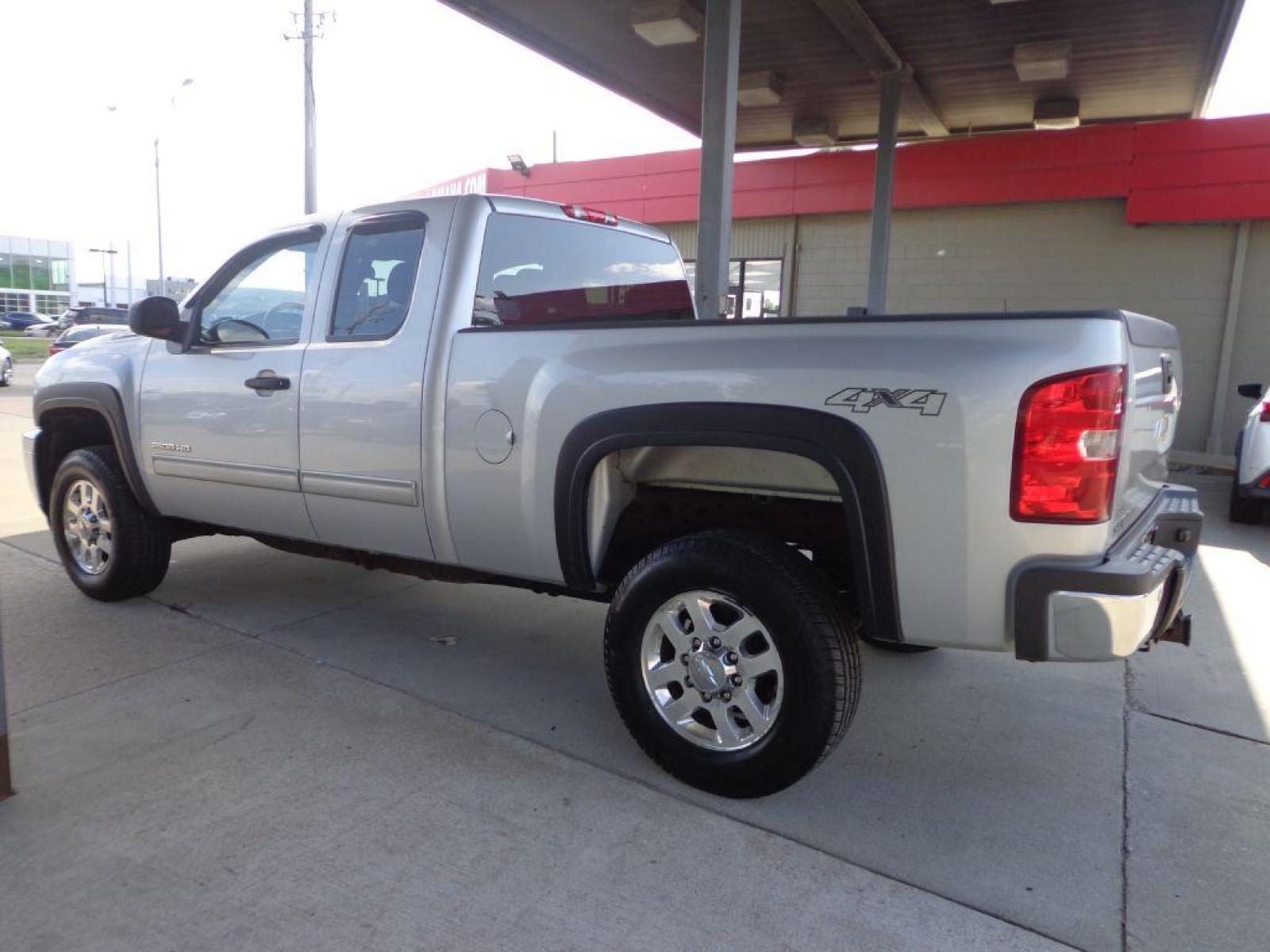 2013 SILVER CHEVROLET SILVERADO 2500 HEAVY DUTY LT (1GC2KXCG0DZ) with an 6.0L engine, Automatic transmission, located at 6610 L St., Omaha, NE, 68117, (402) 731-7800, 41.212872, -96.014702 - 1-OWNER CLEAN CARFAX LOW MILEAGE AND A NICE SET OF MICHELINS! *****We have found that most customers do the majority of their shopping online before visiting a dealership. For this reason we feel it necessary to have a competitive price on our used vehicles right up front. We spend time researc - Photo #6