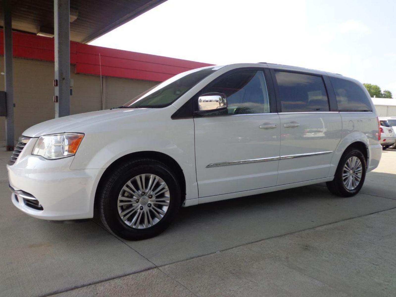 2015 WHITE CHRYSLER TOWN and COUNTRY TOURING L (2C4RC1CG9FR) with an 3.6L engine, Automatic transmission, located at 6610 L St., Omaha, NE, 68117, (402) 731-7800, 41.212872, -96.014702 - Photo #0