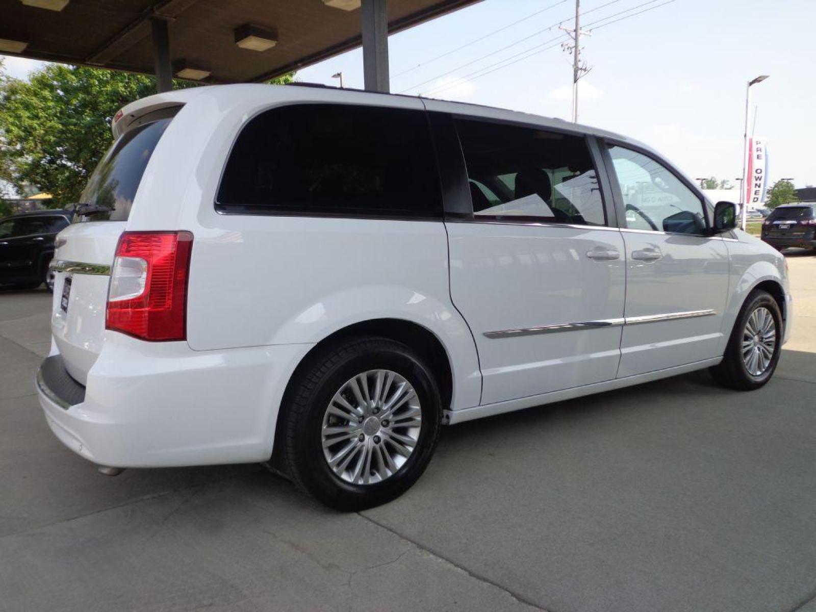 2015 WHITE CHRYSLER TOWN and COUNTRY TOURING L (2C4RC1CG9FR) with an 3.6L engine, Automatic transmission, located at 6610 L St., Omaha, NE, 68117, (402) 731-7800, 41.212872, -96.014702 - Photo #3