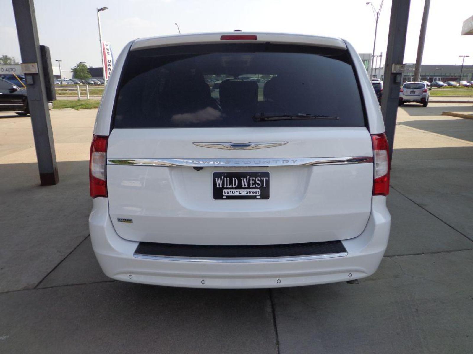 2015 WHITE CHRYSLER TOWN and COUNTRY TOURING L (2C4RC1CG9FR) with an 3.6L engine, Automatic transmission, located at 6610 L St., Omaha, NE, 68117, (402) 731-7800, 41.212872, -96.014702 - Photo #4