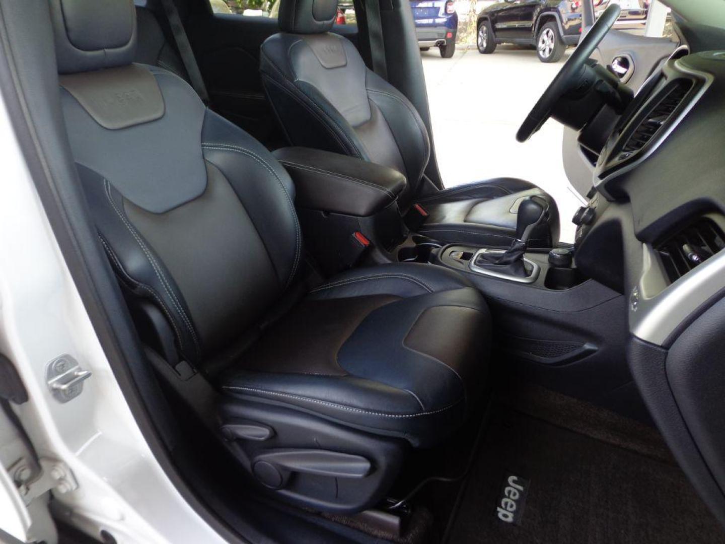 2015 WHITE JEEP CHEROKEE LIMITED (1C4PJMDS6FW) with an 3.2L engine, Automatic transmission, located at 6610 L St., Omaha, NE, 68117, (402) 731-7800, 41.212872, -96.014702 - 2-OWNER CLEAN CARFAX LOW MILEAGE LOADED WITH OPTIONS! *****We have found that most customers do the majority of their shopping online before visiting a dealership. For this reason we feel it necessary to have a competitive price on our used vehicles right up front. We spend time researching t - Photo#16