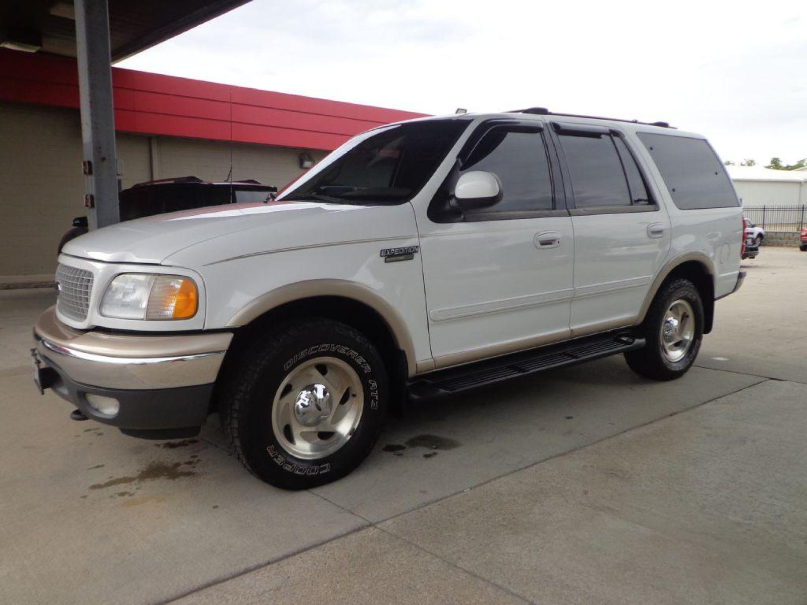 1999 WHITE FORD EXPEDITION (1FMPU18L3XL) with an 5.4L engine, Automatic transmission, located at 6610 L St., Omaha, NE, 68117, (402) 731-7800, 41.212872, -96.014702 - FRESH TRADE IN RUNS AND DRIVES GREAT! *****We have found that most customers do the majority of their shopping online before visiting a dealership. For this reason we feel it necessary to have a competitive price on our used vehicles right up front. We spend time researching the region to ensur - Photo #0
