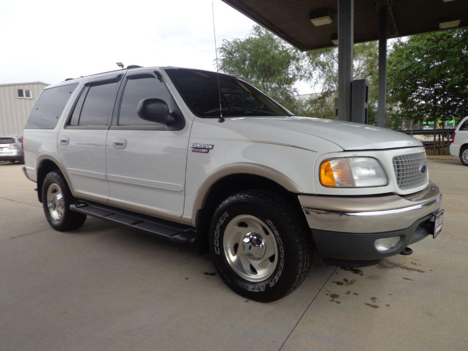 1999 WHITE FORD EXPEDITION (1FMPU18L3XL) with an 5.4L engine, Automatic transmission, located at 6610 L St., Omaha, NE, 68117, (402) 731-7800, 41.212872, -96.014702 - FRESH TRADE IN RUNS AND DRIVES GREAT! *****We have found that most customers do the majority of their shopping online before visiting a dealership. For this reason we feel it necessary to have a competitive price on our used vehicles right up front. We spend time researching the region to ensur - Photo #2