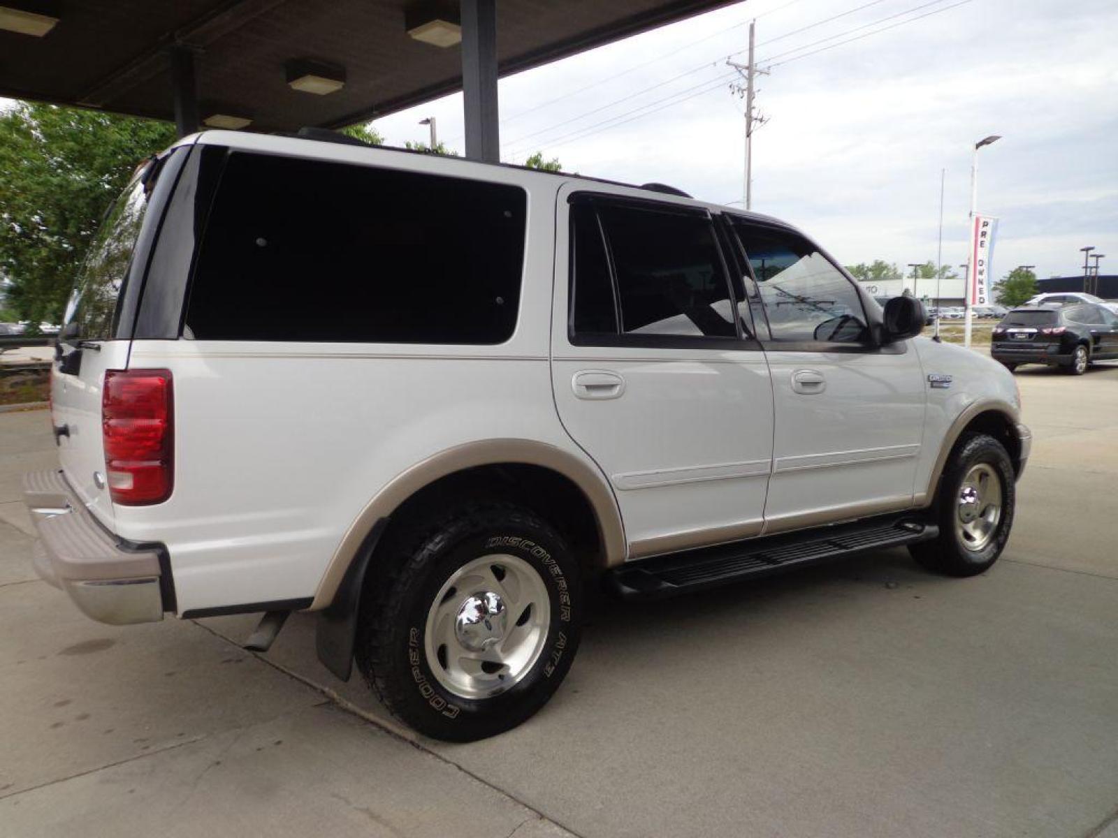 1999 WHITE FORD EXPEDITION (1FMPU18L3XL) with an 5.4L engine, Automatic transmission, located at 6610 L St., Omaha, NE, 68117, (402) 731-7800, 41.212872, -96.014702 - FRESH TRADE IN RUNS AND DRIVES GREAT! *****We have found that most customers do the majority of their shopping online before visiting a dealership. For this reason we feel it necessary to have a competitive price on our used vehicles right up front. We spend time researching the region to ensur - Photo #3