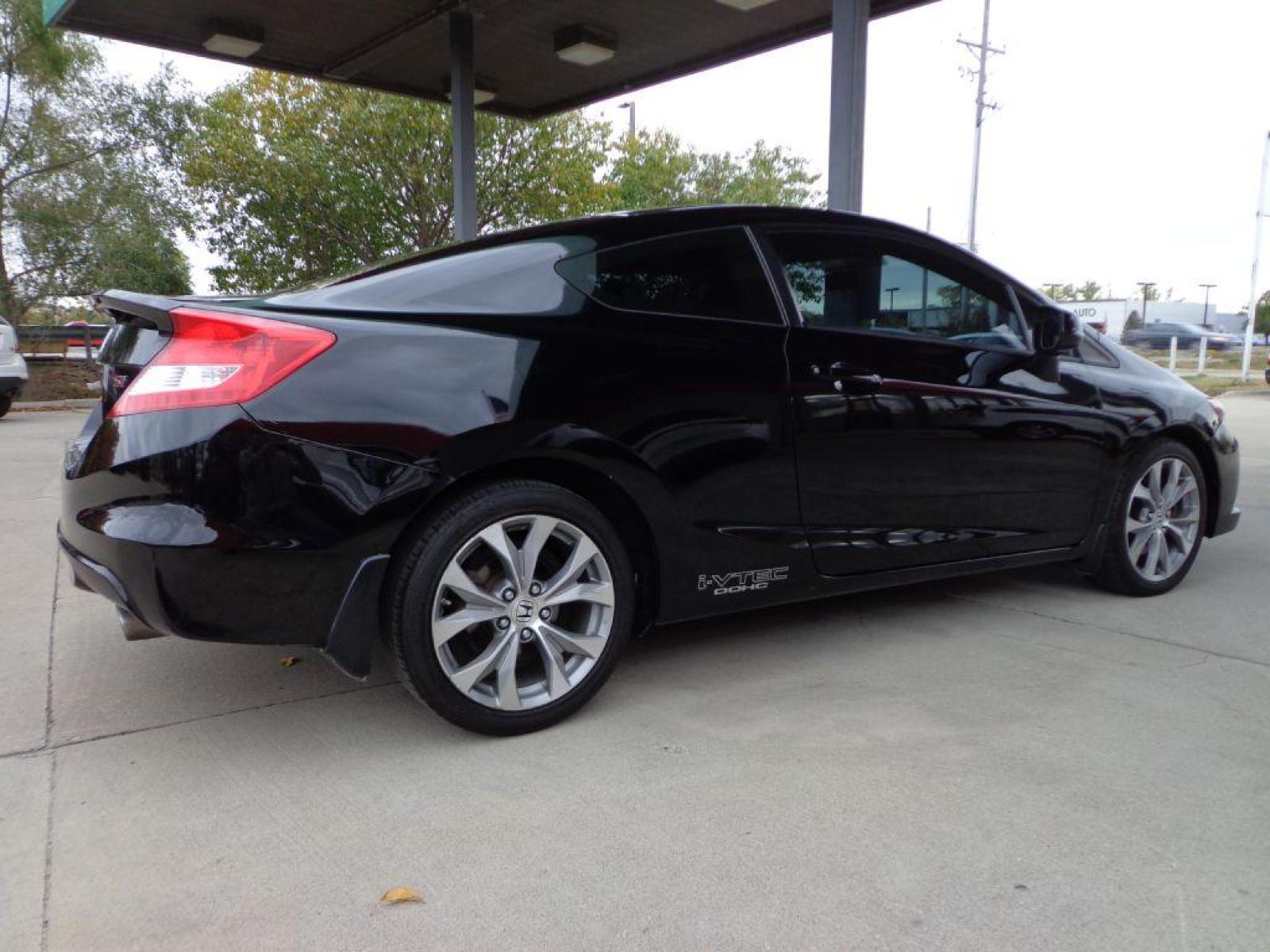 2012 BLACK HONDA CIVIC SI (2HGFG4A56CH) with an 2.4L engine, 6-Speed Manual transmission, located at 6610 L St., Omaha, NE, 68117, (402) 731-7800, 41.212872, -96.014702 - SHARP LOW MILE SI WITH A CLEAN CARFAX! *****We have found that most customers do the majority of their shopping online before visiting a dealership. For this reason we feel it necessary to have a competitive price on our used vehicles right up front. We spend time researching the region to ensu - Photo #3