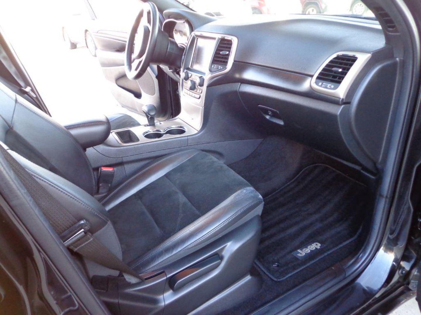 2014 BLACK JEEP GRAND CHEROKEE ALTITUDE (1C4RJFAG7EC) with an 3.6L engine, Automatic transmission, located at 6610 L St., Omaha, NE, 68117, (402) 731-7800, 41.212872, -96.014702 - 1-OWNER CLEAN CARFAX LOW MILEAGE LOADED WITH BLACKOUT PACKAGE, NAV, HEATED SEATS/STEERING WHEEL, SUNROOF, REMOTE START AND NEWER 20' TIRES *****We have found that most customers do the majority of their shopping online before visiting a dealership. For this reason we feel it necessary to have a - Photo#17