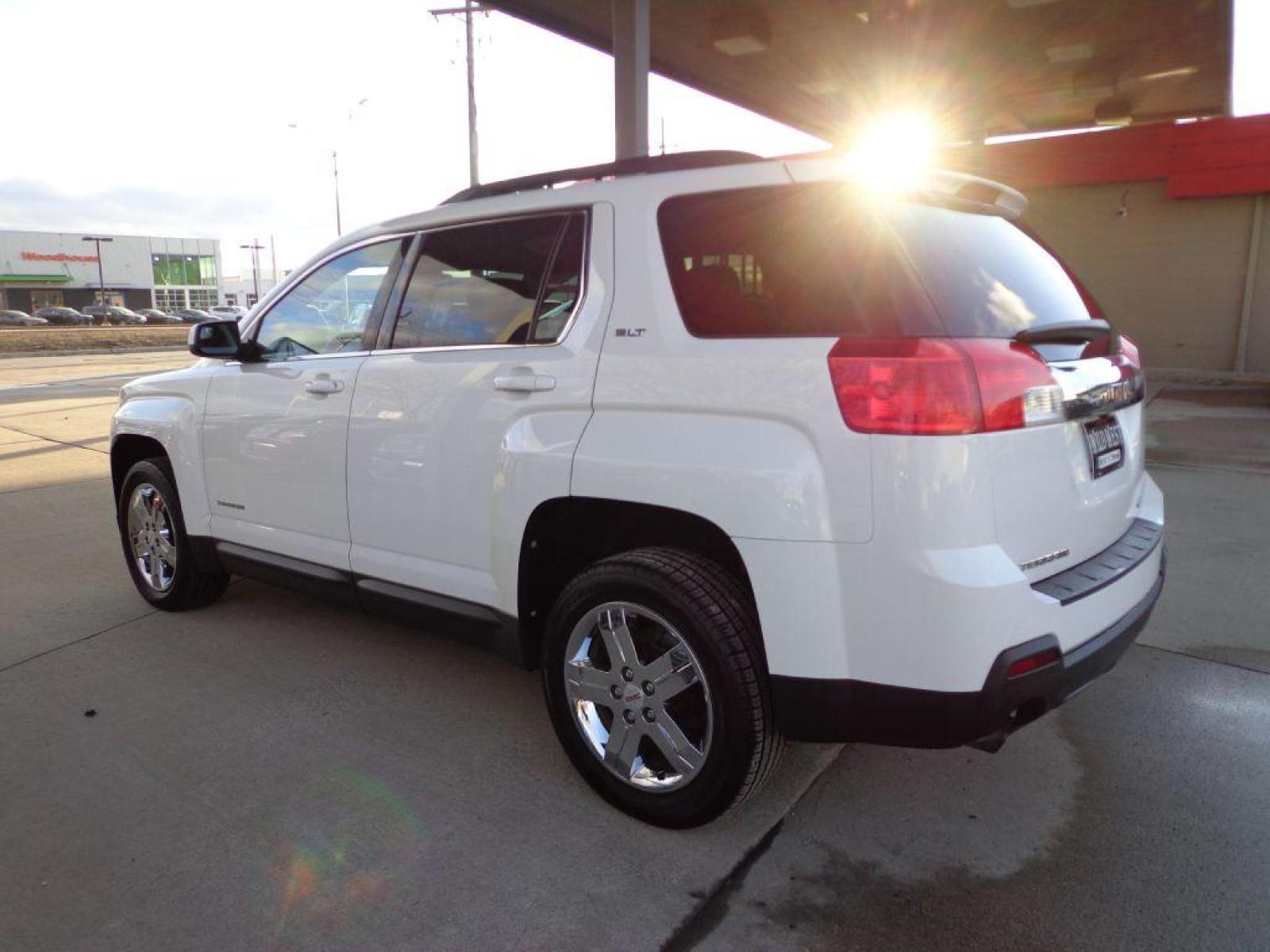 2012 WHITE GMC TERRAIN SLT (2GKFLVE58C6) with an 3.0L engine, Automatic transmission, located at 6610 L St., Omaha, NE, 68117, (402) 731-7800, 41.212872, -96.014702 - SHARP LOW MILE SLT V6 WITH HEATED LEATHER, BACKUP CAM, SUNROOF AND NEWER TIRES! *****We have found that most customers do the majority of their shopping online before visiting a dealership. For this reason we feel it necessary to have a competitive price on our used vehicles right up front. We - Photo #5