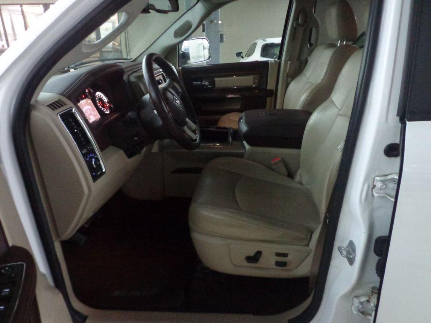 2014 WHITE RAM 1500 LARAMIE (1C6RR7VT9ES) with an 5.7L engine, Automatic transmission, located at 6610 L St., Omaha, NE, 68117, (402) 731-7800, 41.212872, -96.014702 - SHARP LARAMIE 2-OWNERS CLEAN CARFAX LOW MILEAGE LOADED WITH FRONT HEATED/COOLED SEATS, REAR HEATED SEATS, SUNROOF, NAV, BACKUP CAM, POWER REAR WINDOW, ALPINE AUDIO, REMOTE START AND MUCH MORE! *****We have found that most customers do the majority of their shopping online before visiting a de - Photo#12