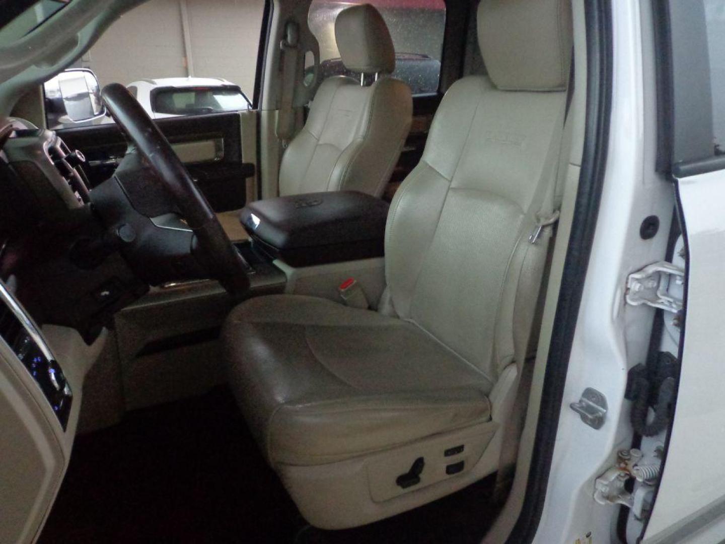 2014 WHITE RAM 1500 LARAMIE (1C6RR7VT9ES) with an 5.7L engine, Automatic transmission, located at 6610 L St., Omaha, NE, 68117, (402) 731-7800, 41.212872, -96.014702 - SHARP LARAMIE 2-OWNERS CLEAN CARFAX LOW MILEAGE LOADED WITH FRONT HEATED/COOLED SEATS, REAR HEATED SEATS, SUNROOF, NAV, BACKUP CAM, POWER REAR WINDOW, ALPINE AUDIO, REMOTE START AND MUCH MORE! *****We have found that most customers do the majority of their shopping online before visiting a de - Photo#13