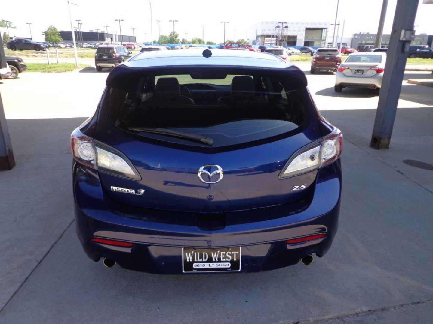 2012 BLUE MAZDA 3 S (JM1BL1M54C1) with an 2.5L engine, Automatic transmission, located at 6610 L St., Omaha, NE, 68117, (402) 731-7800, 41.212872, -96.014702 - 2-OWNER CLEAN CARFAX LOW MILEAGE LOADED WITH HEATED LEATHER, NAV, SUNROOF, BOSE AUDIO AND NEWER TIRES! *****We have found that most customers do the majority of their shopping online before visiting a dealership. For this reason we feel it necessary to have a competitive price on our used ve - Photo#4