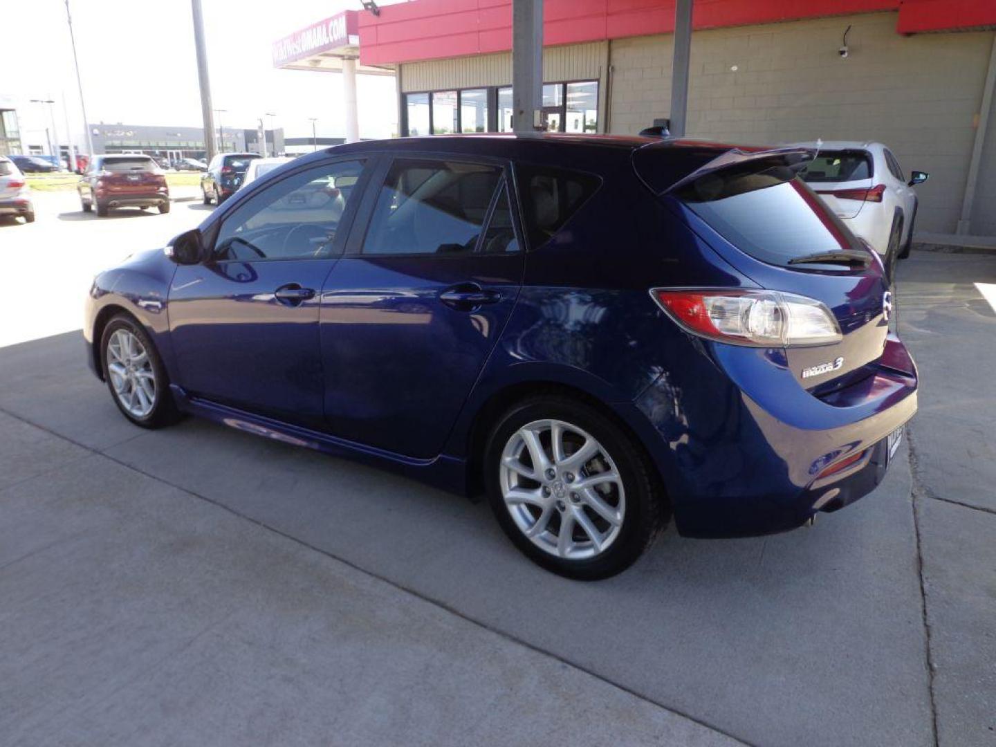 2012 BLUE MAZDA 3 S (JM1BL1M54C1) with an 2.5L engine, Automatic transmission, located at 6610 L St., Omaha, NE, 68117, (402) 731-7800, 41.212872, -96.014702 - 2-OWNER CLEAN CARFAX LOW MILEAGE LOADED WITH HEATED LEATHER, NAV, SUNROOF, BOSE AUDIO AND NEWER TIRES! *****We have found that most customers do the majority of their shopping online before visiting a dealership. For this reason we feel it necessary to have a competitive price on our used ve - Photo#5