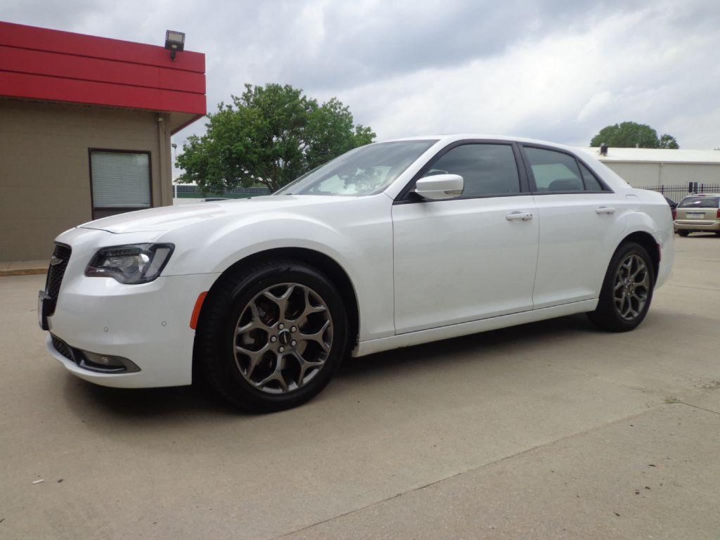 2017 WHITE CHRYSLER 300 S (2C3CCAGG5HH) with an 3.6L engine, Automatic transmission, located at 6610 L St., Omaha, NE, 68117, (402) 731-7800, 41.212872, -96.014702 - 2-OWNER CLEAN CARFAX, AWD, LOW MILEAGE, LOADED WITH PANORAMIC ROOF, PARKSENCE, BLIND SPOT/CROSS PATH DETECTION, NAV, BACKUP CAM, NEWER TIRES AND MUCH MORE! *****We have found that most customers do the majority of their shopping online before visiting a dealership. For this reason we feel it ne - Photo#0