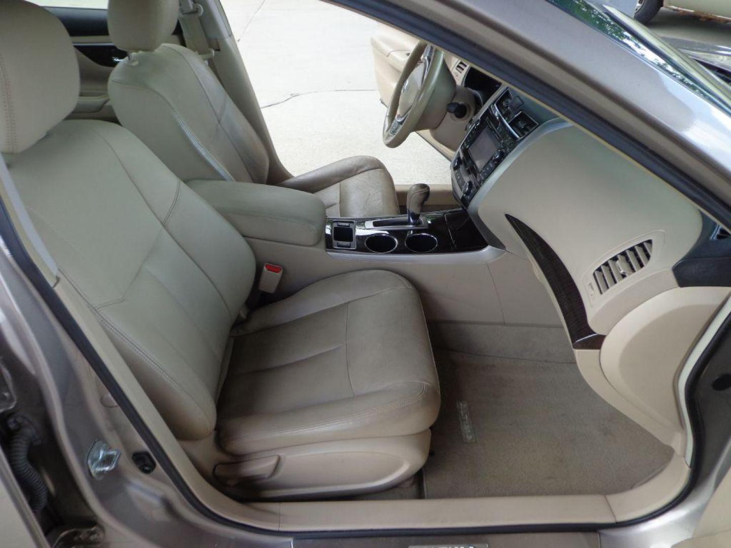 2013 TAN NISSAN ALTIMA 2.5 SL (1N4AL3AP6DN) with an 2.5L engine, Continuously Variable transmission, located at 6610 L St., Omaha, NE, 68117, (402) 731-7800, 41.212872, -96.014702 - Photo#11