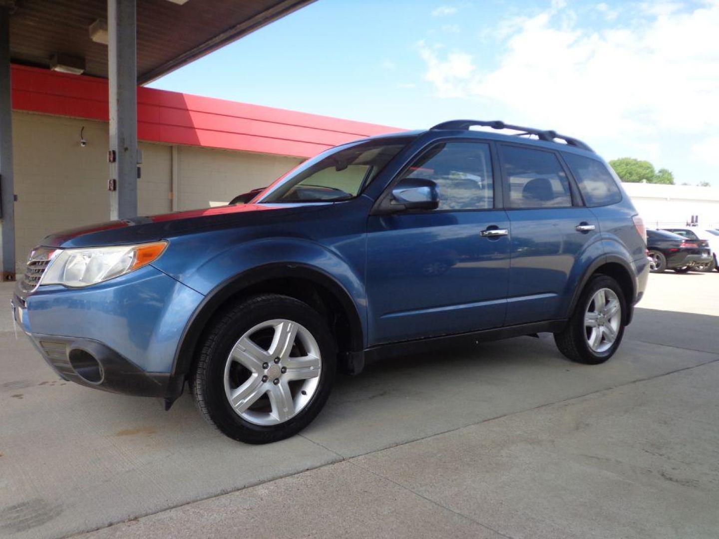 2009 BLUE SUBARU FORESTER 2.5X PREMIUM (JF2SH63639H) with an 2.5L engine, Automatic transmission, located at 6610 L St., Omaha, NE, 68117, (402) 731-7800, 41.212872, -96.014702 - Photo#0