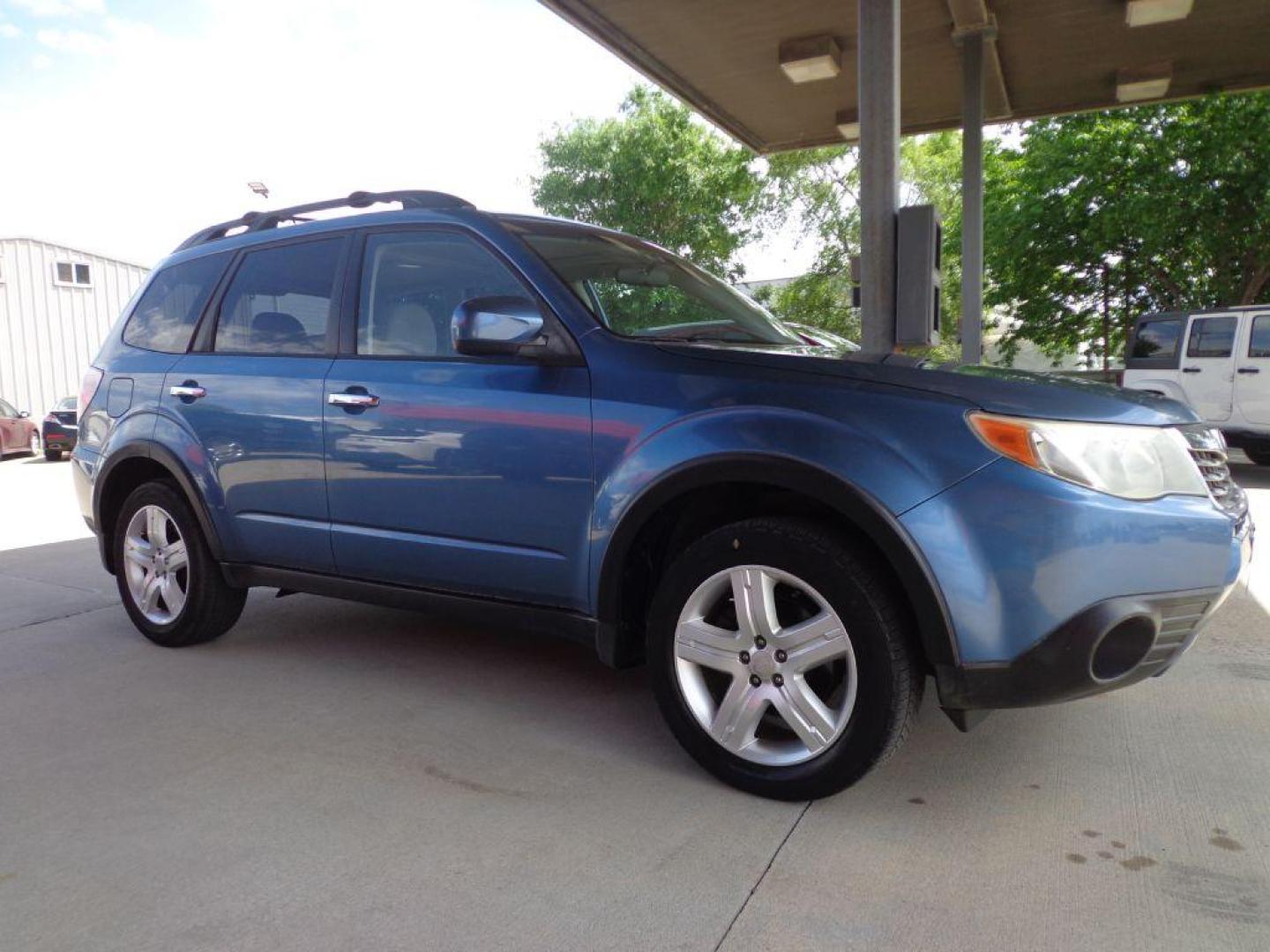 2009 BLUE SUBARU FORESTER 2.5X PREMIUM (JF2SH63639H) with an 2.5L engine, Automatic transmission, located at 6610 L St., Omaha, NE, 68117, (402) 731-7800, 41.212872, -96.014702 - Photo#2