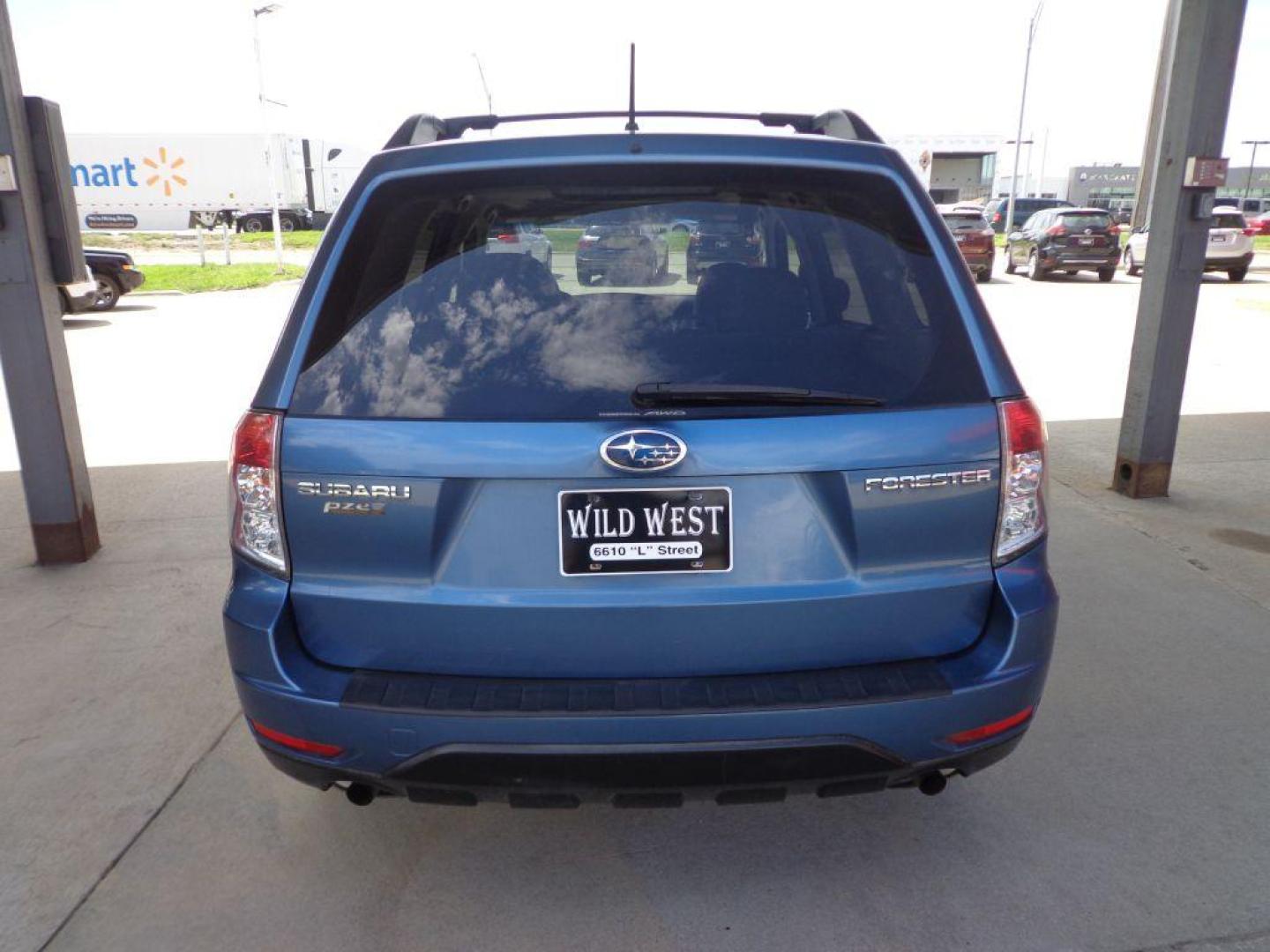 2009 BLUE SUBARU FORESTER 2.5X PREMIUM (JF2SH63639H) with an 2.5L engine, Automatic transmission, located at 6610 L St., Omaha, NE, 68117, (402) 731-7800, 41.212872, -96.014702 - Photo#4