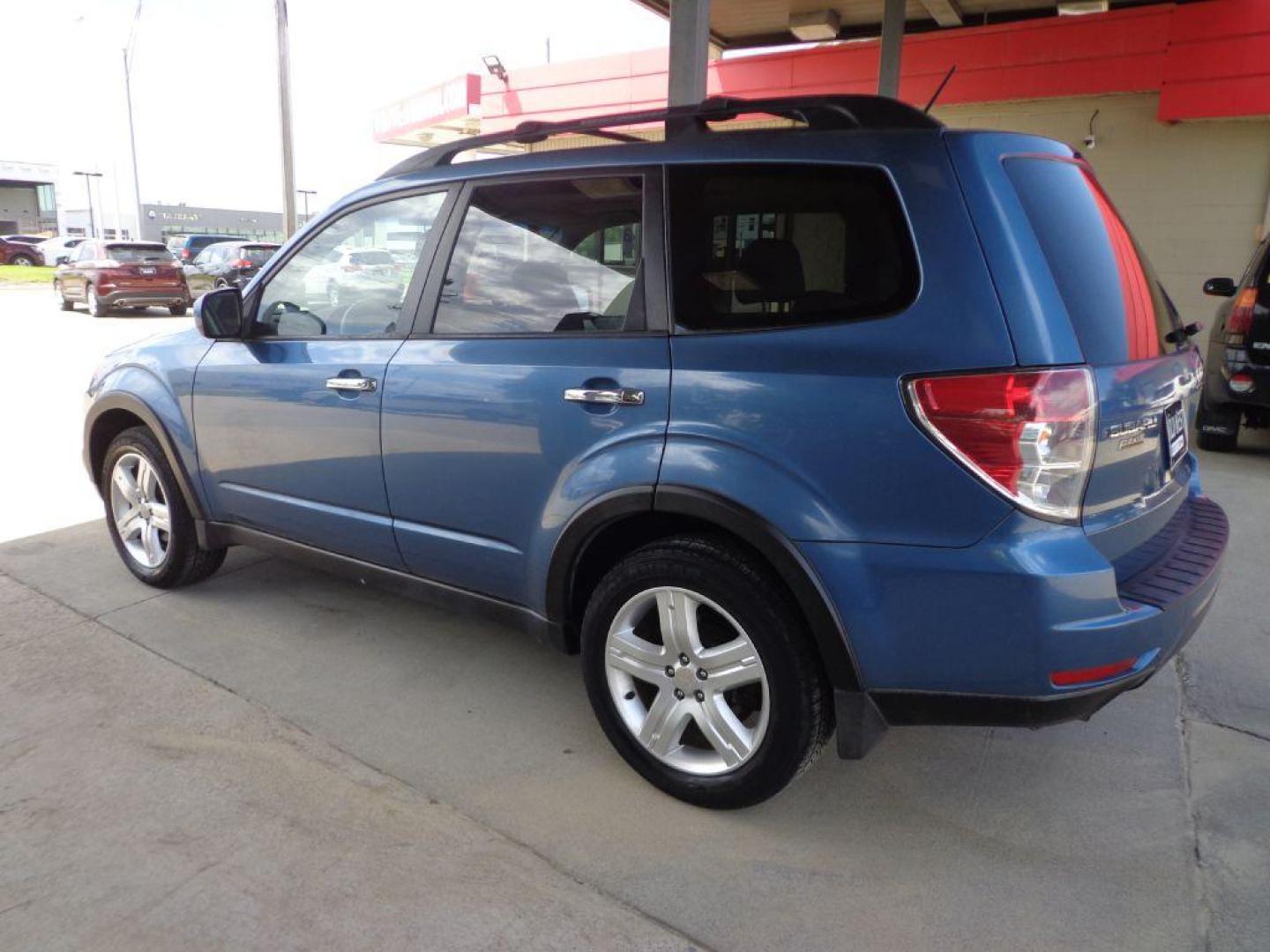 2009 BLUE SUBARU FORESTER 2.5X PREMIUM (JF2SH63639H) with an 2.5L engine, Automatic transmission, located at 6610 L St., Omaha, NE, 68117, (402) 731-7800, 41.212872, -96.014702 - Photo#5
