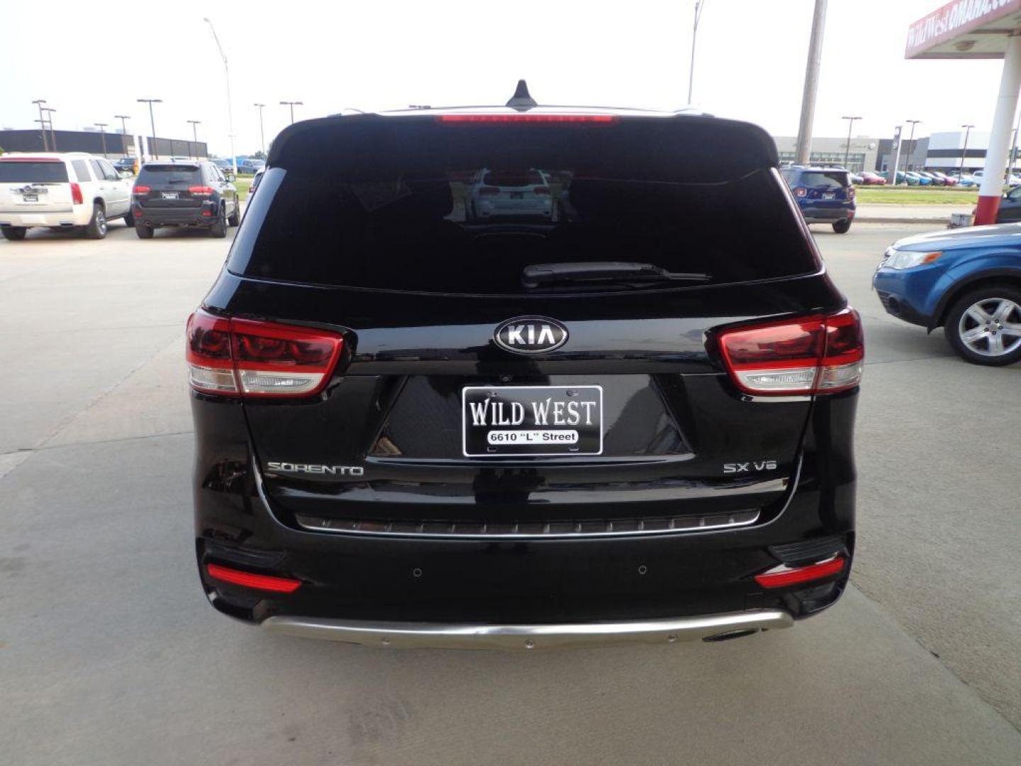 2016 BLACK KIA SORENTO SX (5XYPKDA50GG) with an 3.3L engine, Automatic transmission, located at 6610 L St., Omaha, NE, 68117, (402) 731-7800, 41.212872, -96.014702 - SHARP 2-OWNER, CLEAN CARFAX, SX PREMIUM PACKAGE, LOADED WITH HEATED LEATHER, PANORAMIC ROOF, NAV, BACKUP CAM, 3RD ROW SEATING, BLIND SPOT ASSIST, INFINITI AUDIO AND NEWER TIRES! *****We have found that most customers do the majority of their shopping online before visiting a dealership. For - Photo#4