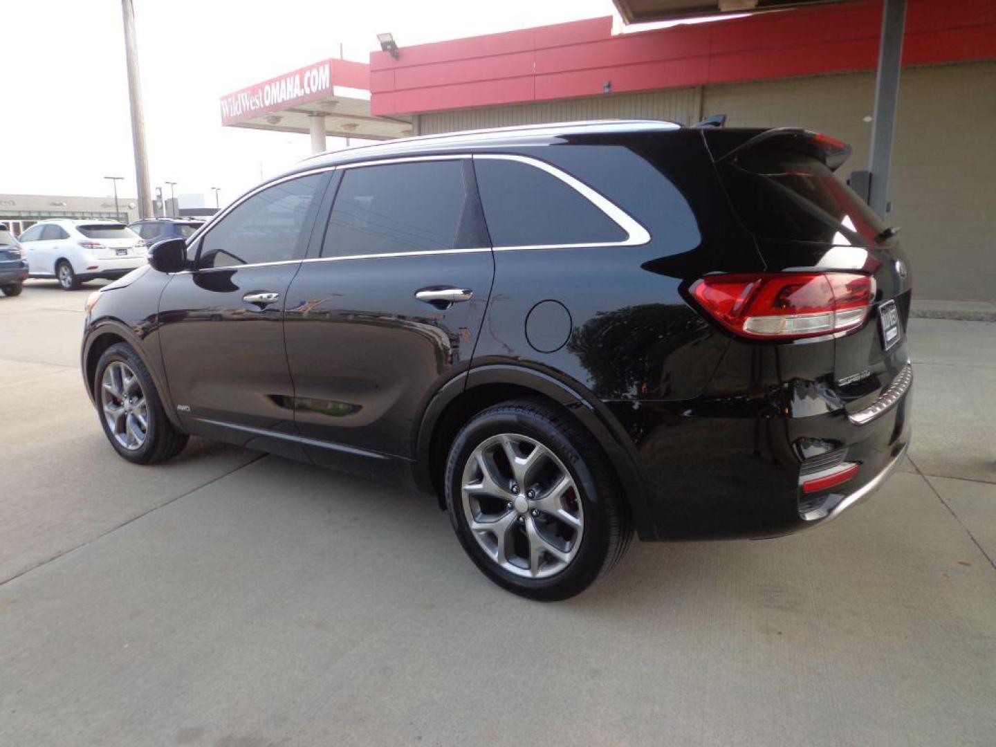 2016 BLACK KIA SORENTO SX (5XYPKDA50GG) with an 3.3L engine, Automatic transmission, located at 6610 L St., Omaha, NE, 68117, (402) 731-7800, 41.212872, -96.014702 - SHARP 2-OWNER, CLEAN CARFAX, SX PREMIUM PACKAGE, LOADED WITH HEATED LEATHER, PANORAMIC ROOF, NAV, BACKUP CAM, 3RD ROW SEATING, BLIND SPOT ASSIST, INFINITI AUDIO AND NEWER TIRES! *****We have found that most customers do the majority of their shopping online before visiting a dealership. For - Photo#5