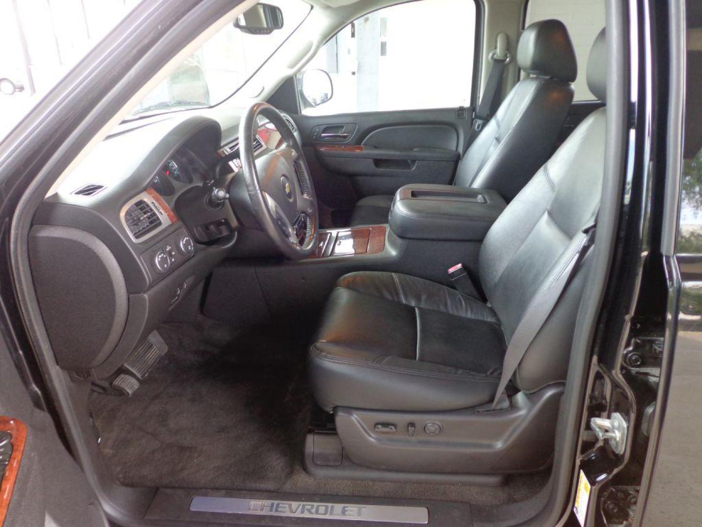 2014 BLACK CHEVROLET SUBURBAN 1500 LTZ (1GNSKKE71ER) with an 5.3L engine, Automatic transmission, located at 6610 L St., Omaha, NE, 68117, (402) 731-7800, 41.212872, -96.014702 - 1-OWNER CLEAN CARFAX LOW MILEAGE LOADED WITH REAR BUCKET SEATS, HEATED/COOLED FRONT SEATS, NAV, BACKUP CAM, BLIND SPOT ASSIST, REAR ENTERTAINMENT, SUNROOF, BOSE AUDIO AND NEWE TIRES! *****We have found that most customers do the majority of their shopping online before visiting a dealership. Fo - Photo#12