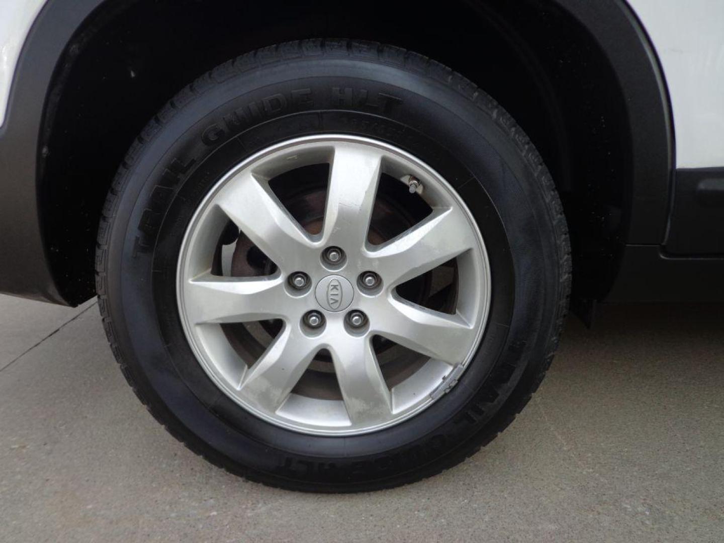2011 WHITE KIA SORENTO BASE (5XYKTCA16BG) with an 2.4L engine, Automatic transmission, located at 6610 L St., Omaha, NE, 68117, (402) 731-7800, 41.212872, -96.014702 - FRESH TRADE, PRE-INSPECTED, RUNS AND DRIVES GREAT WITH NEWER TIRES! *****We have found that most customers do the majority of their shopping online before visiting a dealership. For this reason we feel it necessary to have a competitive price on our used vehicles right up front. We spend time - Photo#9