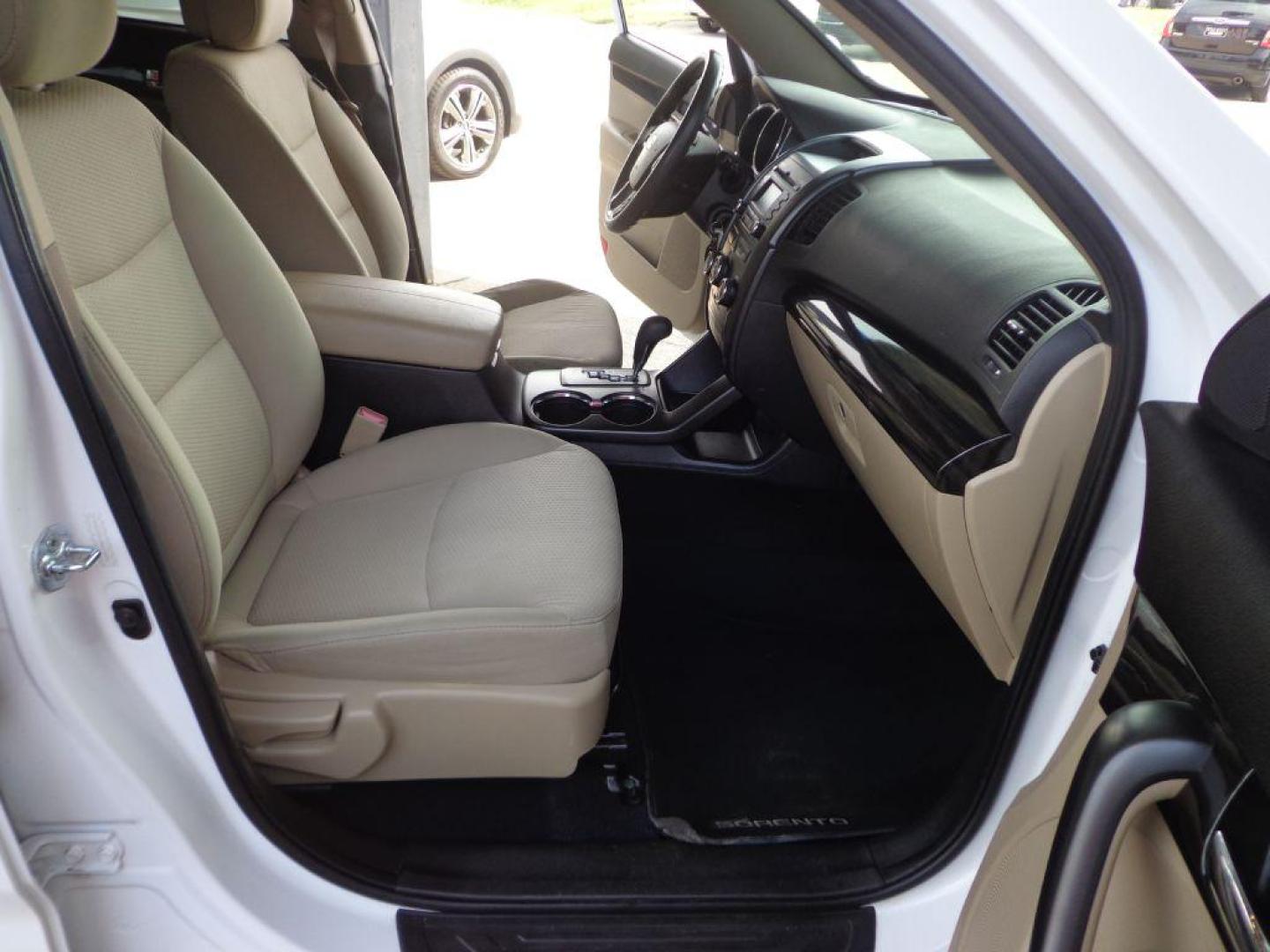 2011 WHITE KIA SORENTO BASE (5XYKTCA16BG) with an 2.4L engine, Automatic transmission, located at 6610 L St., Omaha, NE, 68117, (402) 731-7800, 41.212872, -96.014702 - FRESH TRADE, PRE-INSPECTED, RUNS AND DRIVES GREAT WITH NEWER TIRES! *****We have found that most customers do the majority of their shopping online before visiting a dealership. For this reason we feel it necessary to have a competitive price on our used vehicles right up front. We spend time - Photo#15