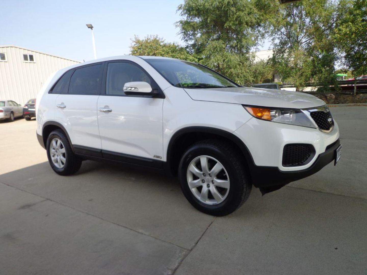 2011 WHITE KIA SORENTO BASE (5XYKTCA16BG) with an 2.4L engine, Automatic transmission, located at 6610 L St., Omaha, NE, 68117, (402) 731-7800, 41.212872, -96.014702 - FRESH TRADE, PRE-INSPECTED, RUNS AND DRIVES GREAT WITH NEWER TIRES! *****We have found that most customers do the majority of their shopping online before visiting a dealership. For this reason we feel it necessary to have a competitive price on our used vehicles right up front. We spend time - Photo#2