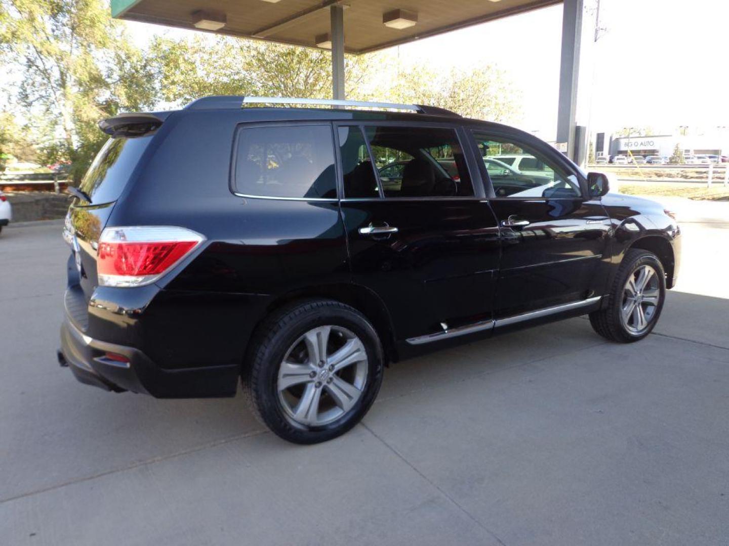 2012 BLACK TOYOTA HIGHLANDER LIMITED (5TDDK3EH3CS) with an 3.5L engine, Automatic transmission, located at 6610 L St., Omaha, NE, 68117, (402) 731-7800, 41.212872, -96.014702 - 1-OWNER, CLEAN CARFAX, LOW MILEAGE, LOADED WITH HEATED LEATHER, SUNROOF, BACKUP CAM AND NEWER TIRES! *****We have found that most customers do the majority of their shopping online before visiting a dealership. For this reason we feel it necessary to have a competitive price on our used vehic - Photo#3