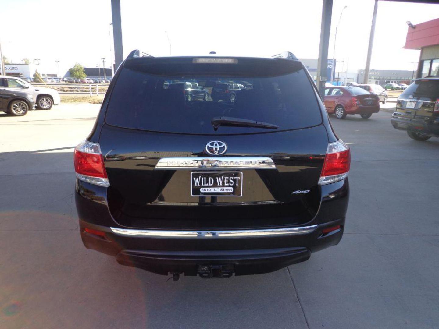 2012 BLACK TOYOTA HIGHLANDER LIMITED (5TDDK3EH3CS) with an 3.5L engine, Automatic transmission, located at 6610 L St., Omaha, NE, 68117, (402) 731-7800, 41.212872, -96.014702 - 1-OWNER, CLEAN CARFAX, LOW MILEAGE, LOADED WITH HEATED LEATHER, SUNROOF, BACKUP CAM AND NEWER TIRES! *****We have found that most customers do the majority of their shopping online before visiting a dealership. For this reason we feel it necessary to have a competitive price on our used vehic - Photo#4