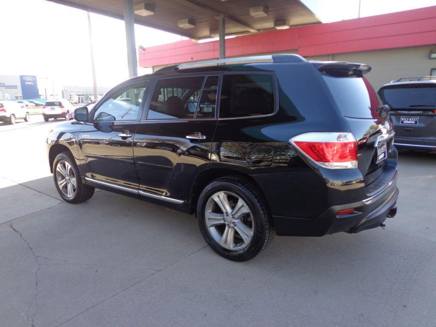 2012 BLACK TOYOTA HIGHLANDER LIMITED (5TDDK3EH3CS) with an 3.5L engine, Automatic transmission, located at 6610 L St., Omaha, NE, 68117, (402) 731-7800, 41.212872, -96.014702 - 1-OWNER, CLEAN CARFAX, LOW MILEAGE, LOADED WITH HEATED LEATHER, SUNROOF, BACKUP CAM AND NEWER TIRES! *****We have found that most customers do the majority of their shopping online before visiting a dealership. For this reason we feel it necessary to have a competitive price on our used vehic - Photo#5