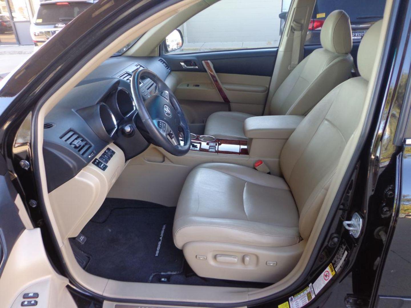 2012 BLACK TOYOTA HIGHLANDER LIMITED (5TDDK3EH3CS) with an 3.5L engine, Automatic transmission, located at 6610 L St., Omaha, NE, 68117, (402) 731-7800, 41.212872, -96.014702 - 1-OWNER, CLEAN CARFAX, LOW MILEAGE, LOADED WITH HEATED LEATHER, SUNROOF, BACKUP CAM AND NEWER TIRES! *****We have found that most customers do the majority of their shopping online before visiting a dealership. For this reason we feel it necessary to have a competitive price on our used vehic - Photo#8