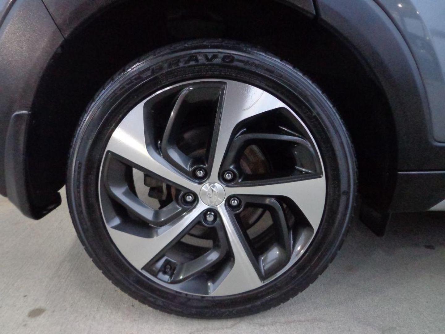 2017 GRAY HYUNDAI TUCSON LIMITED (KM8J3CA24HU) with an 1.6L engine, Automatic transmission, located at 6610 L St., Omaha, NE, 68117, (402) 731-7800, 41.212872, -96.014702 - SHARP LIMITED MODEL WITH A CLEAN CARFAX, LOW MILEAGE, ULTIMATE PACKAGE, PANO ROOF, DRIVER ASSIST, PREMIUM AUDIO, HEATED/COOLED SEATS, NAV AND MUCH MORE! *****We have found that most customers do the majority of their shopping online before visiting a dealership. For this reason we feel it nece - Photo#9