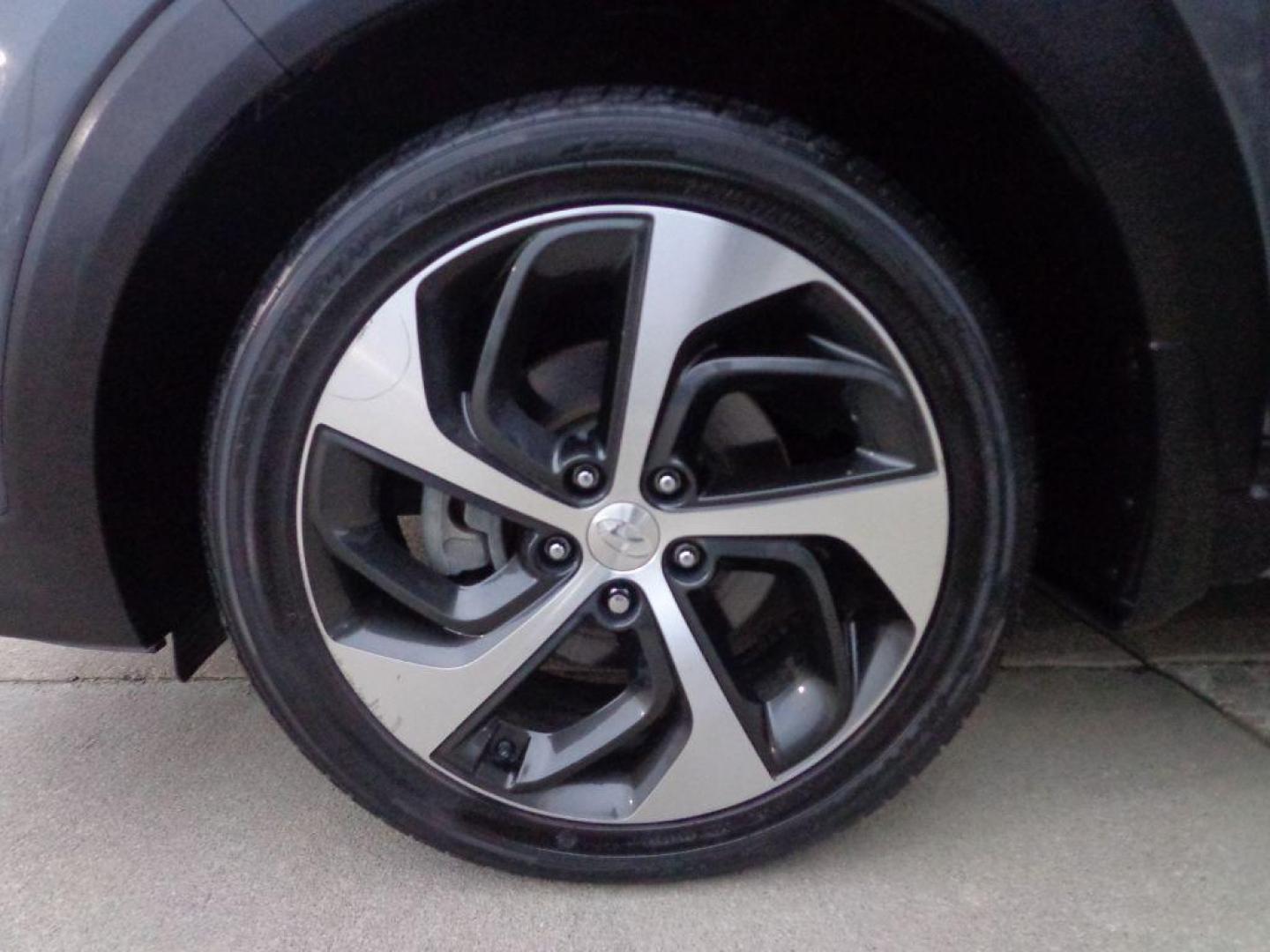 2017 GRAY HYUNDAI TUCSON LIMITED (KM8J3CA24HU) with an 1.6L engine, Automatic transmission, located at 6610 L St., Omaha, NE, 68117, (402) 731-7800, 41.212872, -96.014702 - SHARP LIMITED MODEL WITH A CLEAN CARFAX, LOW MILEAGE, ULTIMATE PACKAGE, PANO ROOF, DRIVER ASSIST, PREMIUM AUDIO, HEATED/COOLED SEATS, NAV AND MUCH MORE! *****We have found that most customers do the majority of their shopping online before visiting a dealership. For this reason we feel it nece - Photo#7
