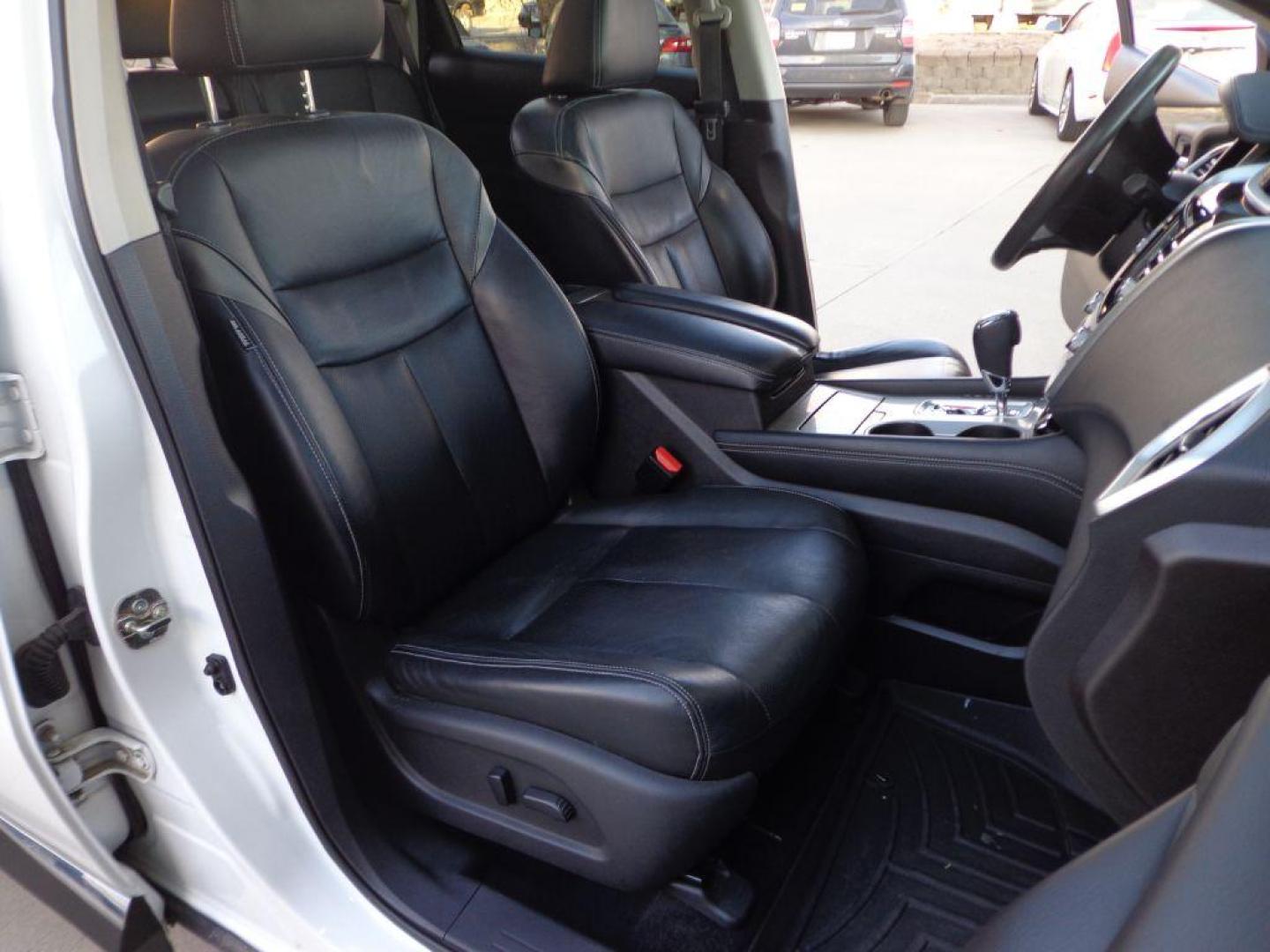 2016 WHITE NISSAN MURANO SL (5N1AZ2MH1GN) with an 3.5L engine, Continuously Variable transmission, located at 6610 L St., Omaha, NE, 68117, (402) 731-7800, 41.212872, -96.014702 - SHARP PLATINUM MODEL LOADED WITH OPTIONS AND NEWER TIRES! *****We have found that most customers do the majority of their shopping online before visiting a dealership. For this reason we feel it necessary to have a competitive price on our used vehicles right up front. We spend time researchi - Photo#16
