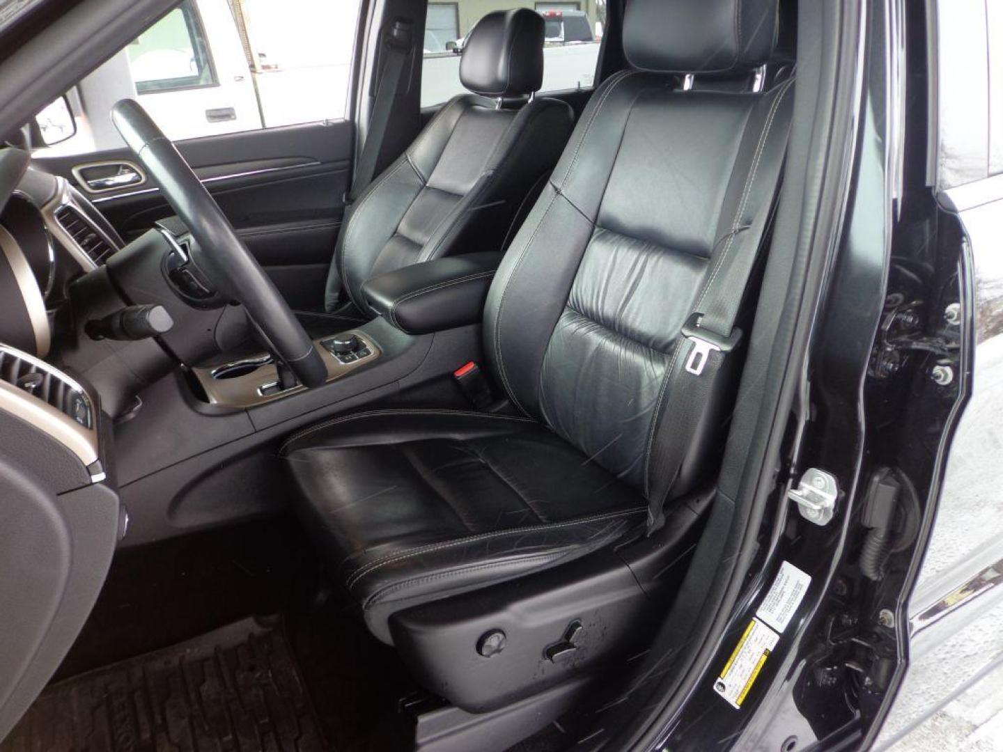 2015 BLACK JEEP GRAND CHEROKEE LIMITED (1C4RJFBGXFC) with an 3.6L engine, Automatic transmission, located at 6610 L St., Omaha, NE, 68117, (402) 731-7800, 41.212872, -96.014702 - 1-OWNER, CLEAN CARFAX, LOW MILEAGE, HEATED FRONT/REAR SEATS, SUNROOF, NAV AND NEWER TIRES! *****We have found that most customers do the majority of their shopping online before visiting a dealership. For this reason we feel it necessary to have a competitive price on our used vehicles right - Photo#12