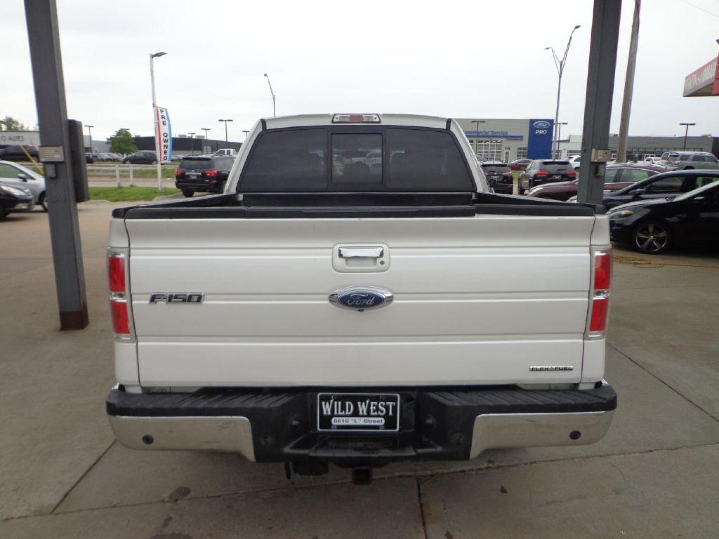 2013 WHITE FORD F150 SUPERCREW (1FTFW1EF6DF) with an 5.0L engine, Automatic transmission, located at 6610 L St., Omaha, NE, 68117, (402) 731-7800, 41.212872, -96.014702 - SHARP LARIAT 5.0 LOADED WITH OPTIONS AND NEWER TIRES! *****We have found that most customers do the majority of their shopping online before visiting a dealership. For this reason we feel it necessary to have a competitive price on our used vehicles right up front. We spend time researching t - Photo#4
