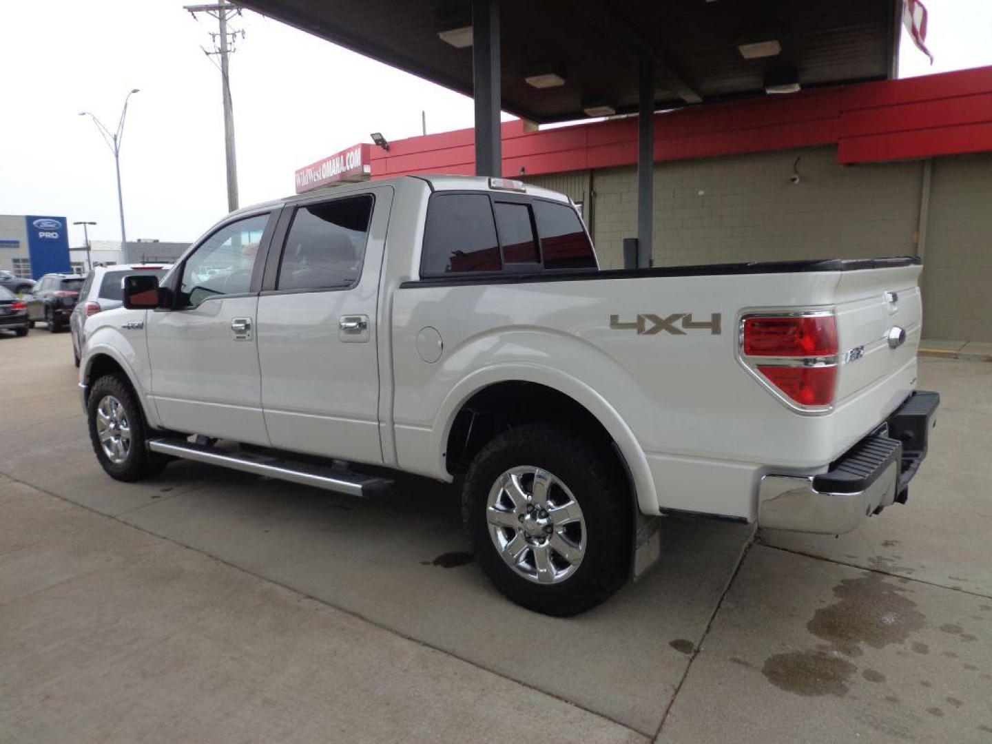 2013 WHITE FORD F150 SUPERCREW (1FTFW1EF6DF) with an 5.0L engine, Automatic transmission, located at 6610 L St., Omaha, NE, 68117, (402) 731-7800, 41.212872, -96.014702 - SHARP LARIAT 5.0 LOADED WITH OPTIONS AND NEWER TIRES! *****We have found that most customers do the majority of their shopping online before visiting a dealership. For this reason we feel it necessary to have a competitive price on our used vehicles right up front. We spend time researching t - Photo#5