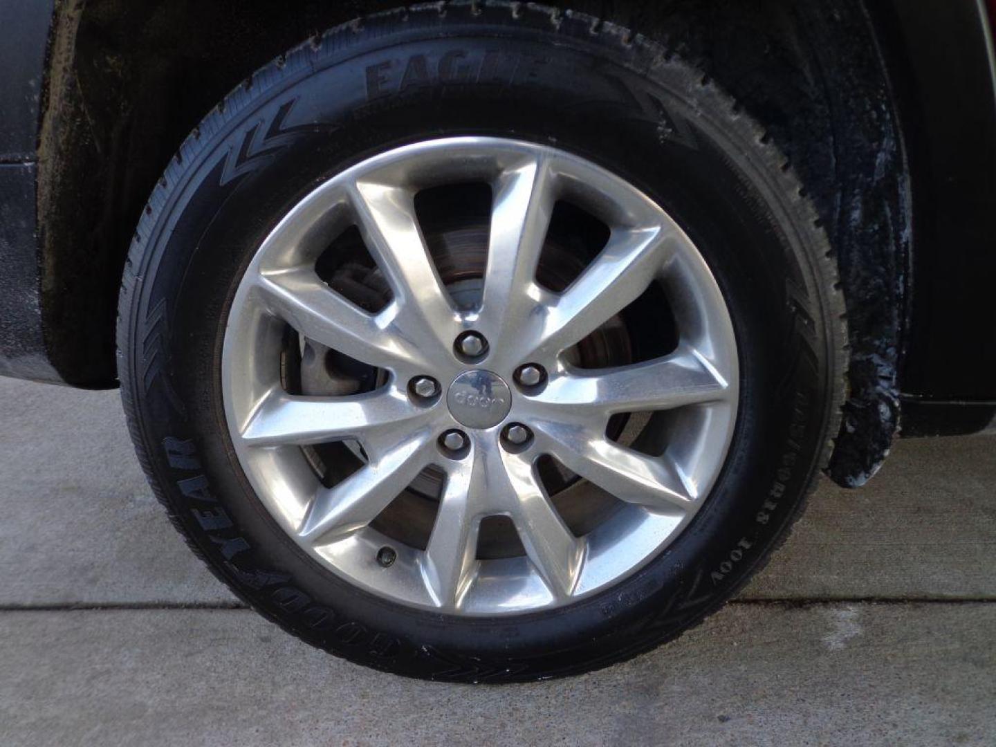 2015 RED JEEP CHEROKEE LIMITED (1C4PJMDB9FW) with an 2.4L engine, Automatic transmission, located at 6610 L St., Omaha, NE, 68117, (402) 731-7800, 41.212872, -96.014702 - 2-OWNER TRADE IN RUNS AND DRIVES GREAT! *****We have found that most customers do the majority of their shopping online before visiting a dealership. For this reason we feel it necessary to have a competitive price on our used vehicles right up front. We spend time researching the region to ens - Photo#9