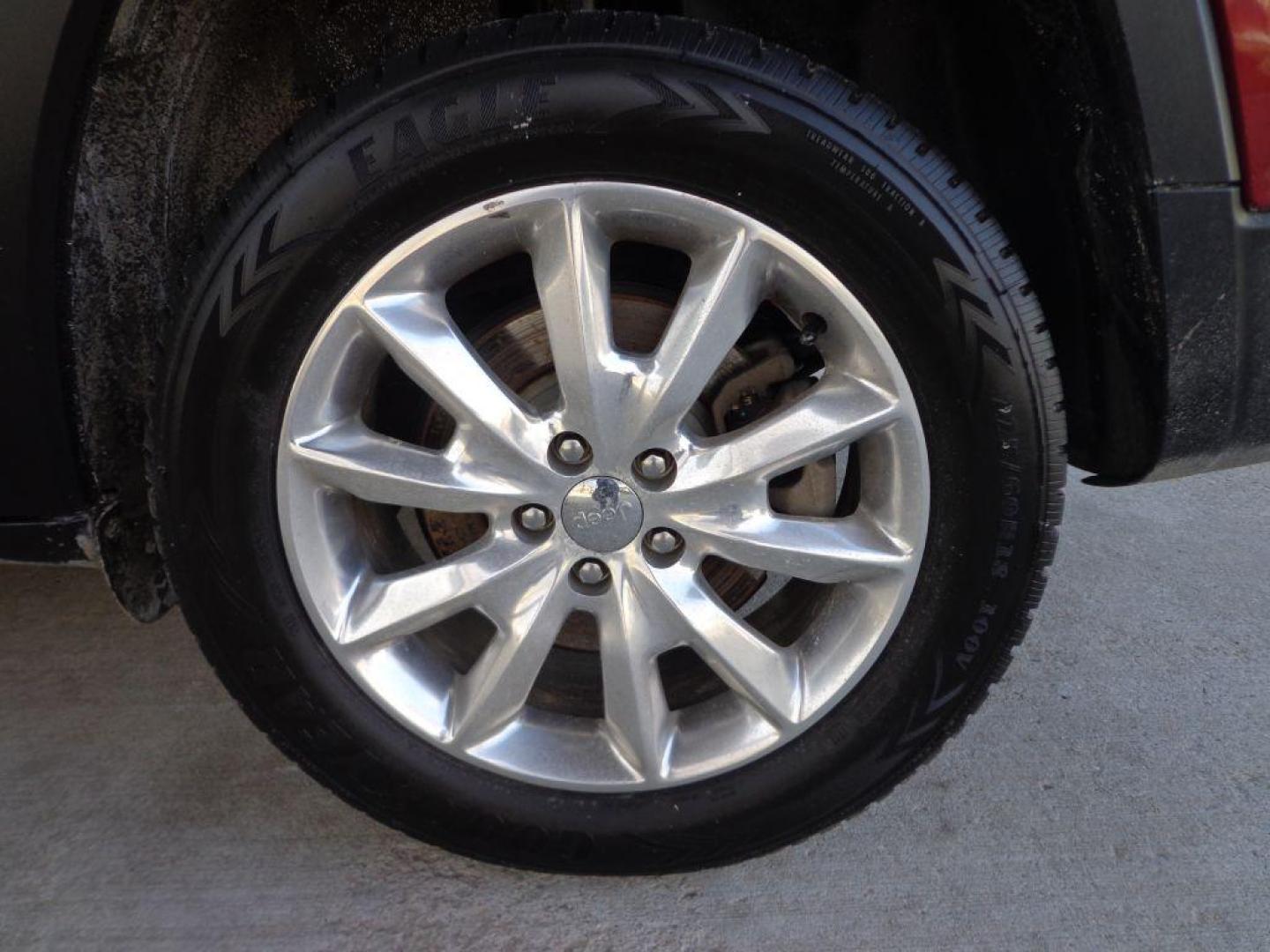 2015 RED JEEP CHEROKEE LIMITED (1C4PJMDB9FW) with an 2.4L engine, Automatic transmission, located at 6610 L St., Omaha, NE, 68117, (402) 731-7800, 41.212872, -96.014702 - 2-OWNER TRADE IN RUNS AND DRIVES GREAT! *****We have found that most customers do the majority of their shopping online before visiting a dealership. For this reason we feel it necessary to have a competitive price on our used vehicles right up front. We spend time researching the region to ens - Photo#10
