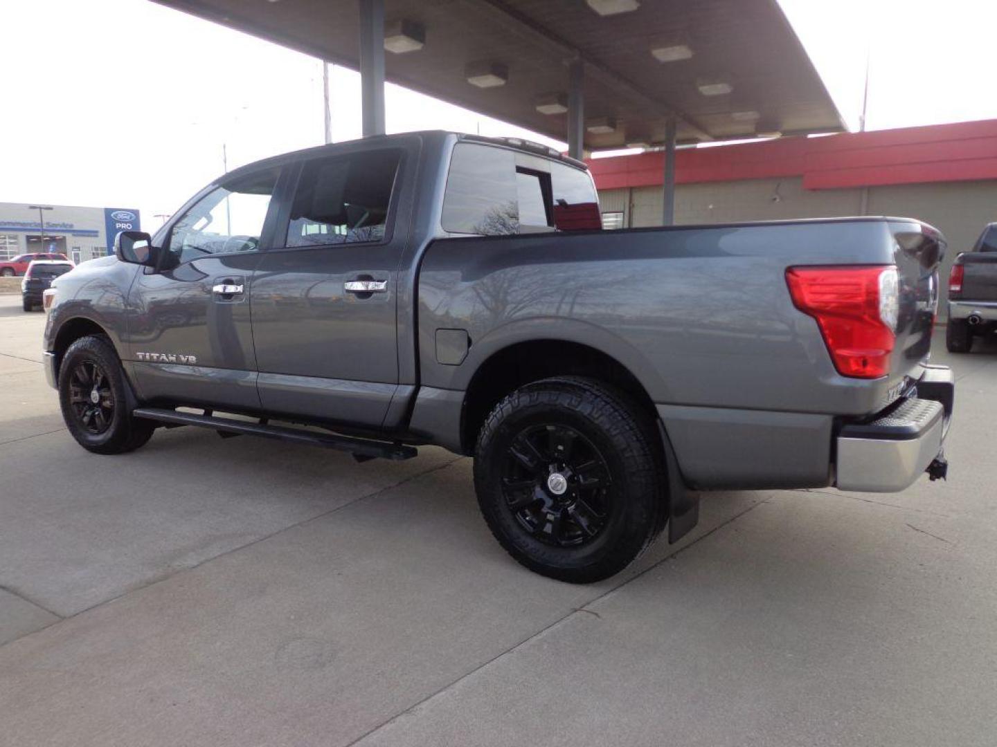 2018 GRAY NISSAN TITAN SV (1N6AA1EJ1JN) with an 5.6L engine, Automatic transmission, located at 6610 L St., Omaha, NE, 68117, (402) 731-7800, 41.212872, -96.014702 - SHARP 2-OWNER, CLEAN CARFAX, LOW MILEAGE WITH NEWER TIRES! *****We have found that most customers do the majority of their shopping online before visiting a dealership. For this reason we feel it necessary to have a competitive price on our used vehicles right up front. We spend time research - Photo#5